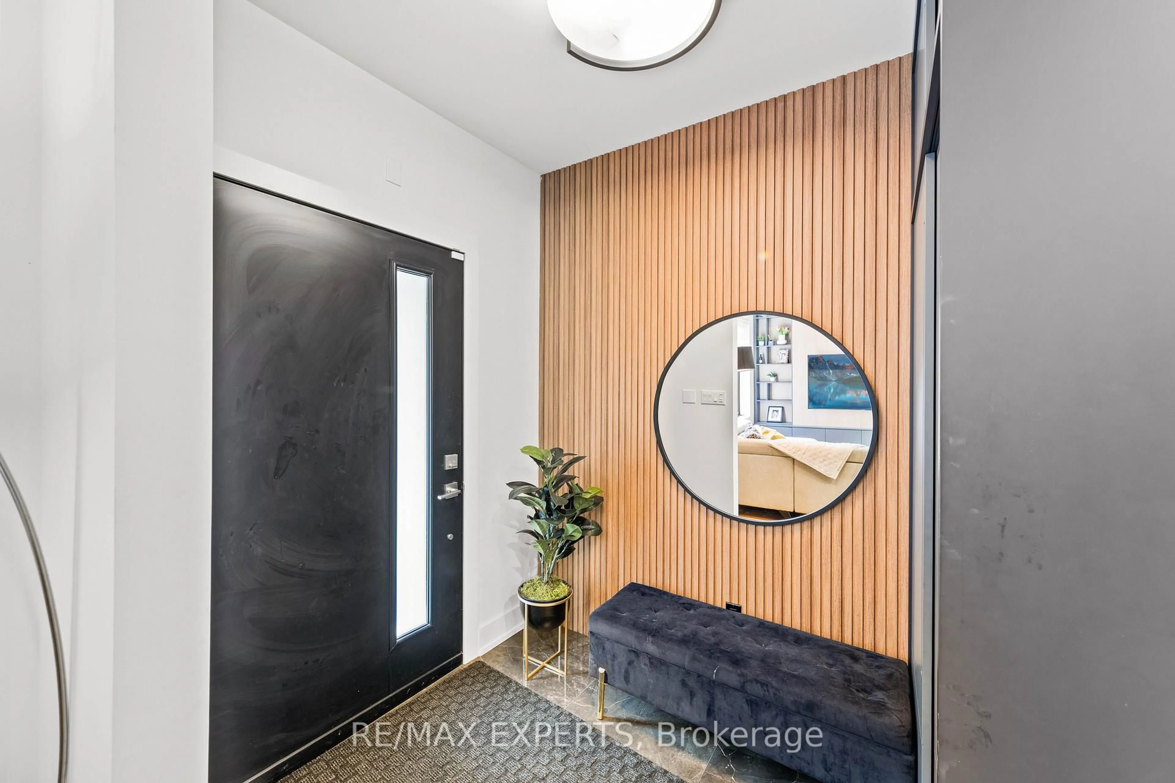 Indoor entryway for 5 Harvard Ave, Toronto Ontario M6R 1C5