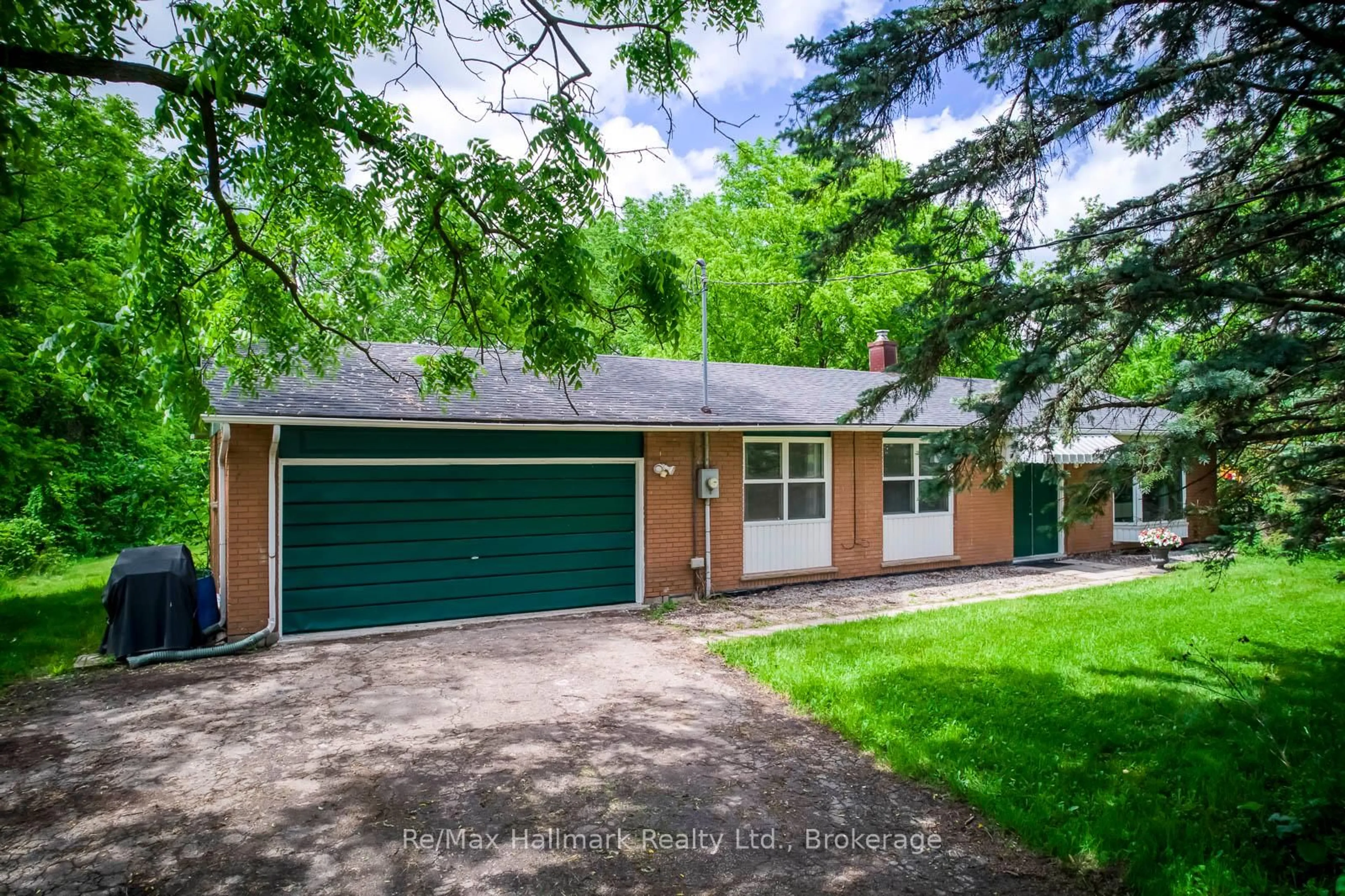 A pic from outside/outdoor area/front of a property/back of a property/a pic from drone, street for 5371 Dundas St, Burlington Ontario L7R 3X4
