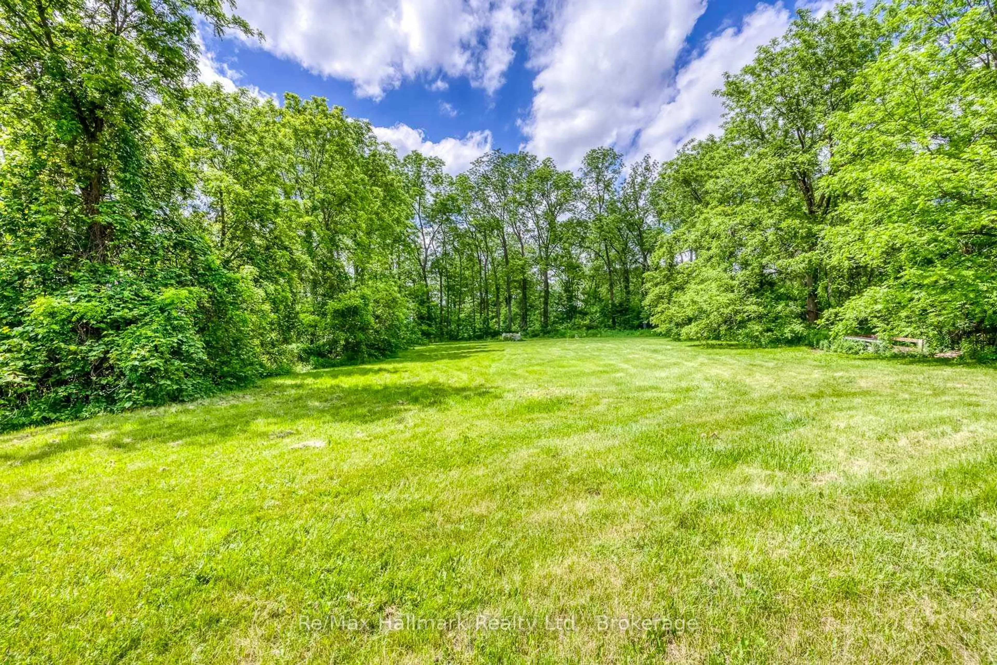 A pic from outside/outdoor area/front of a property/back of a property/a pic from drone, forest/trees view for 5371 Dundas St, Burlington Ontario L7R 3X4