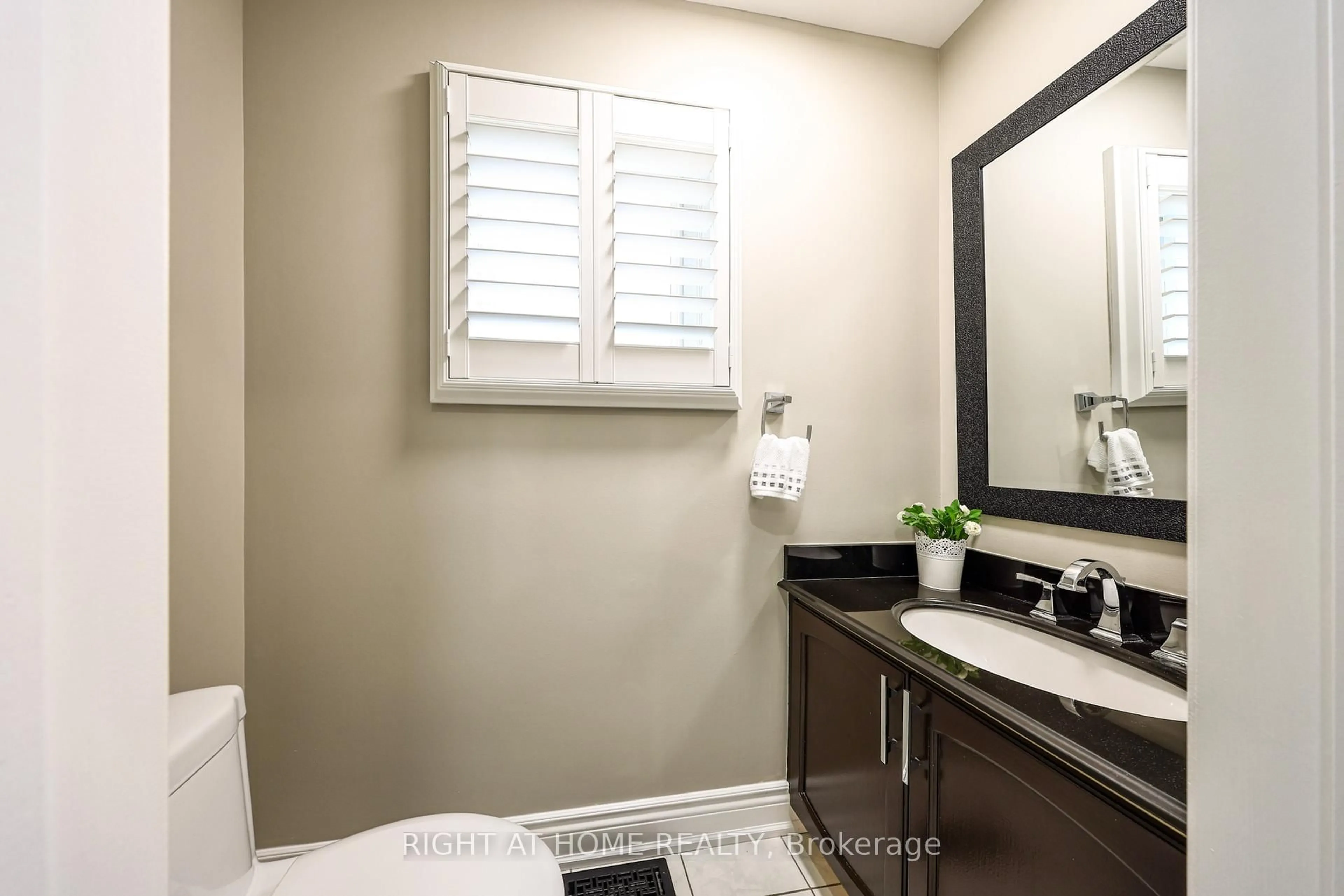 Standard bathroom, ceramic/tile floor for 5533 Richmeadow Mews, Mississauga Ontario L4Z 3T3