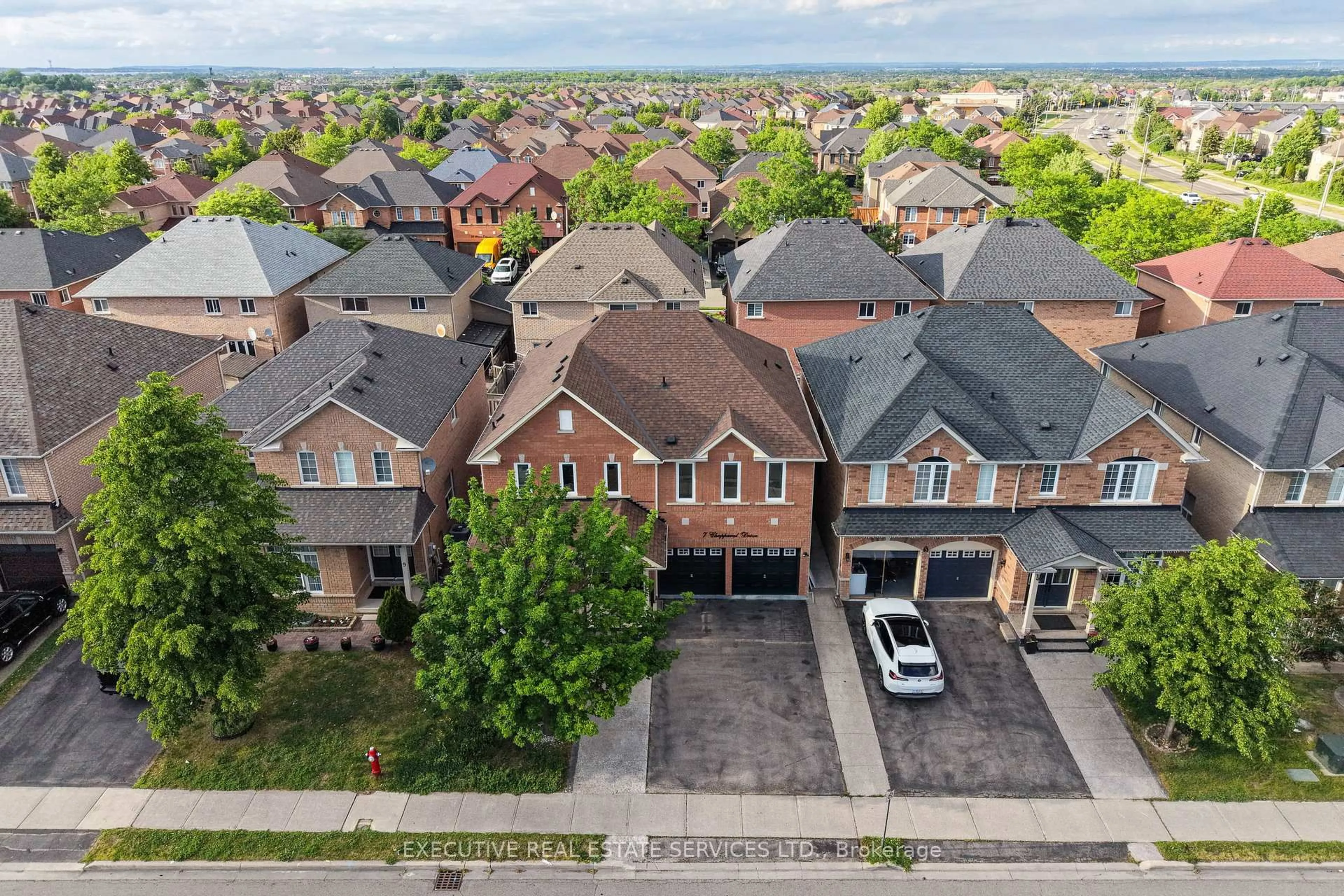 A pic from outside/outdoor area/front of a property/back of a property/a pic from drone, street for 7 Chapparal Dr, Brampton Ontario L6R 3C5