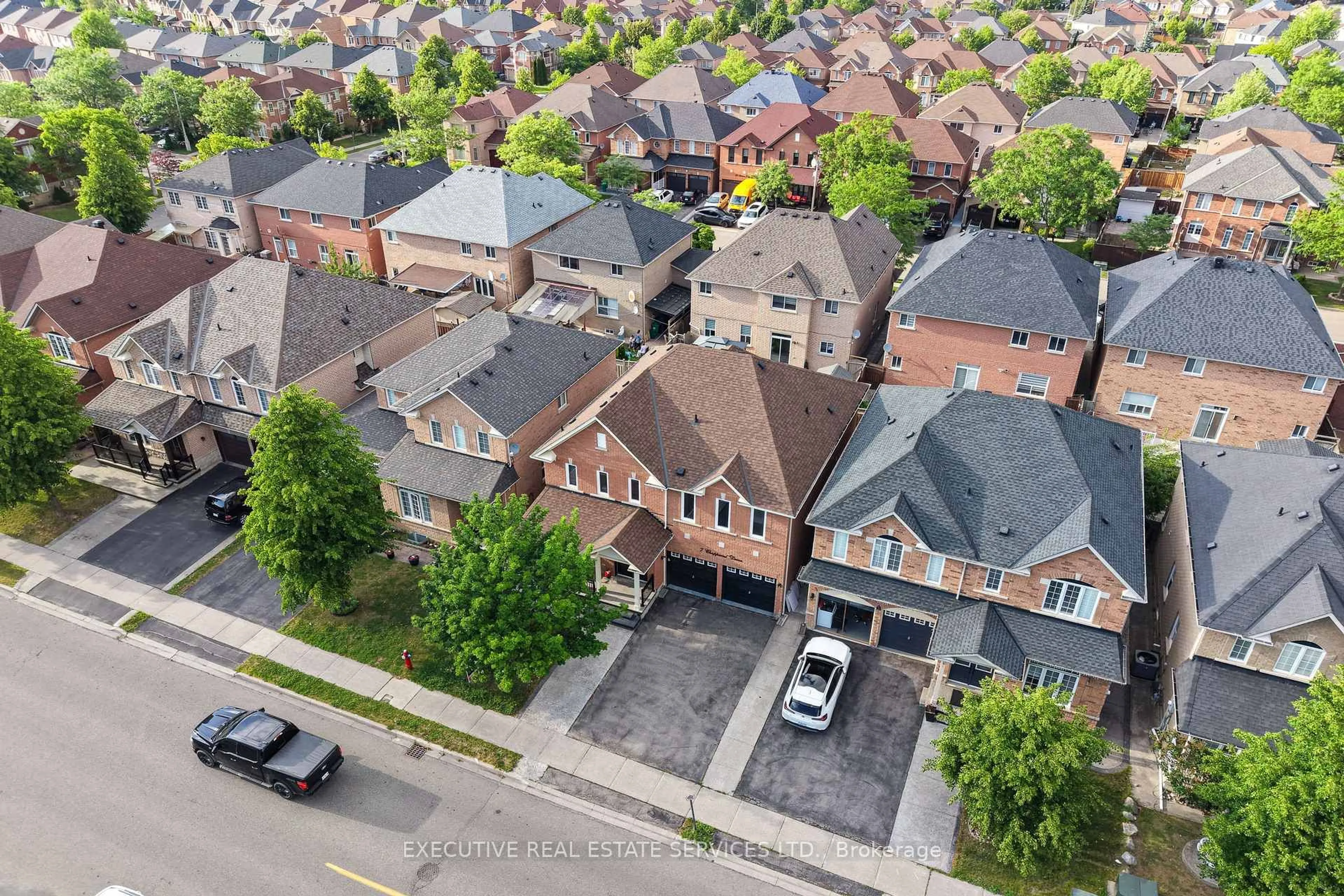 A pic from outside/outdoor area/front of a property/back of a property/a pic from drone, street for 7 Chapparal Dr, Brampton Ontario L6R 3C5