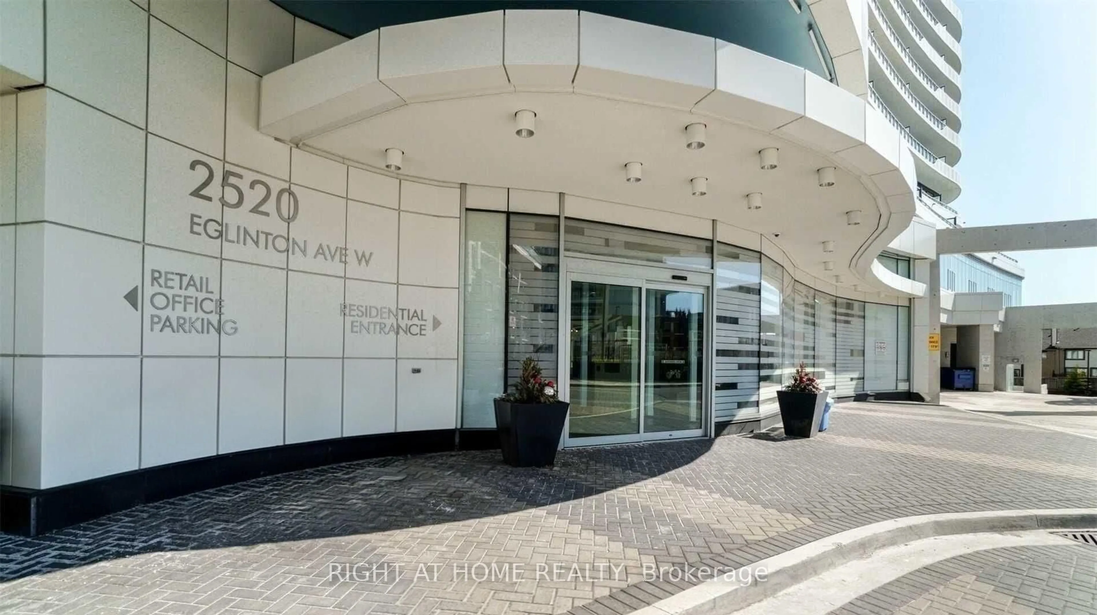 Indoor foyer for 2520 Eglinton Ave #1713, Mississauga Ontario L5M 0Y4