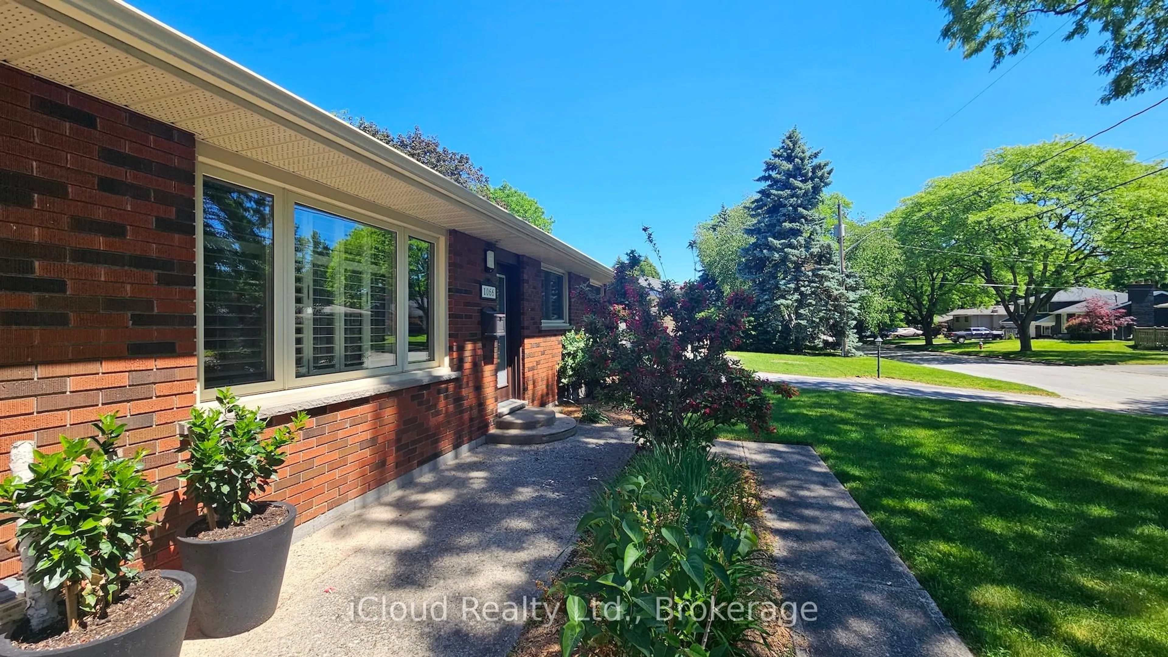 A pic from outside/outdoor area/front of a property/back of a property/a pic from drone, street for 1066 Marley Cres, Burlington Ontario L7T 3S1