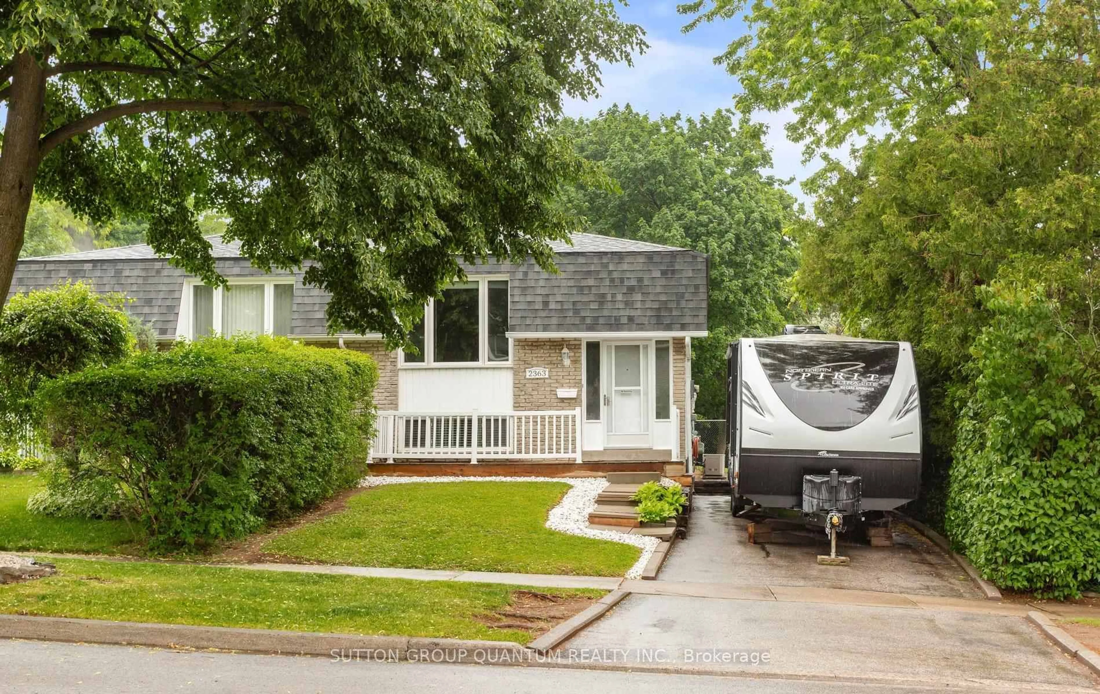 Home with vinyl exterior material, street for 2363 Holyhead Dr, Burlington Ontario L7P 3V2