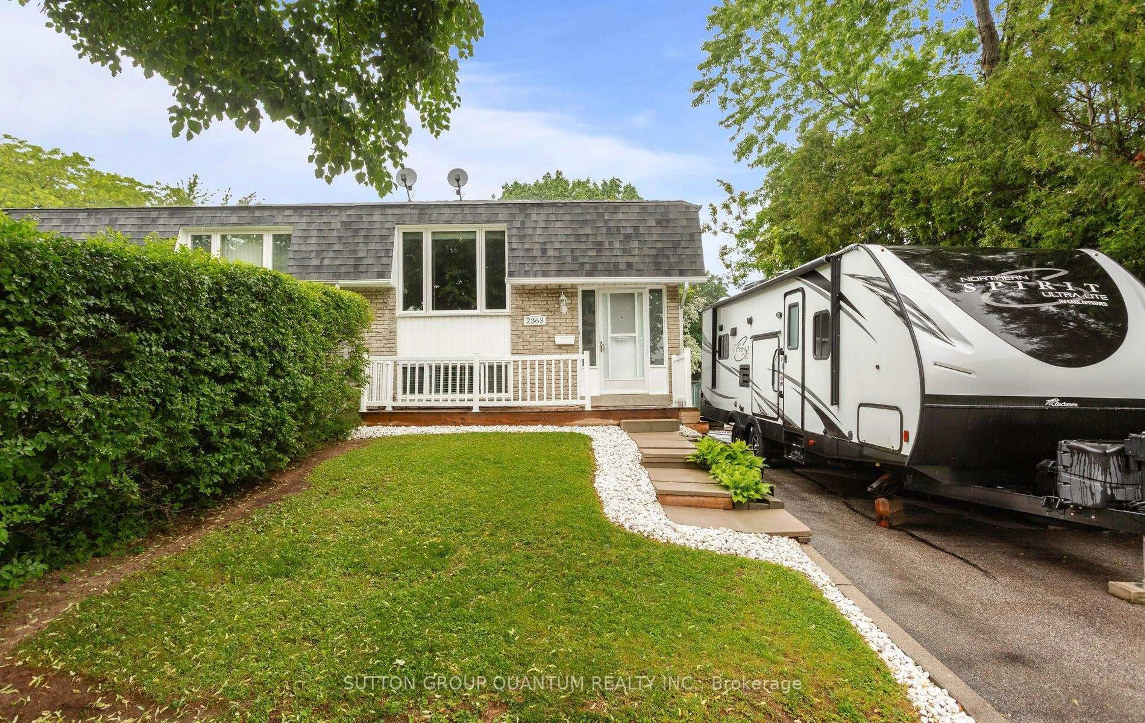 Home with vinyl exterior material, street for 2363 Holyhead Dr, Burlington Ontario L7P 3V2
