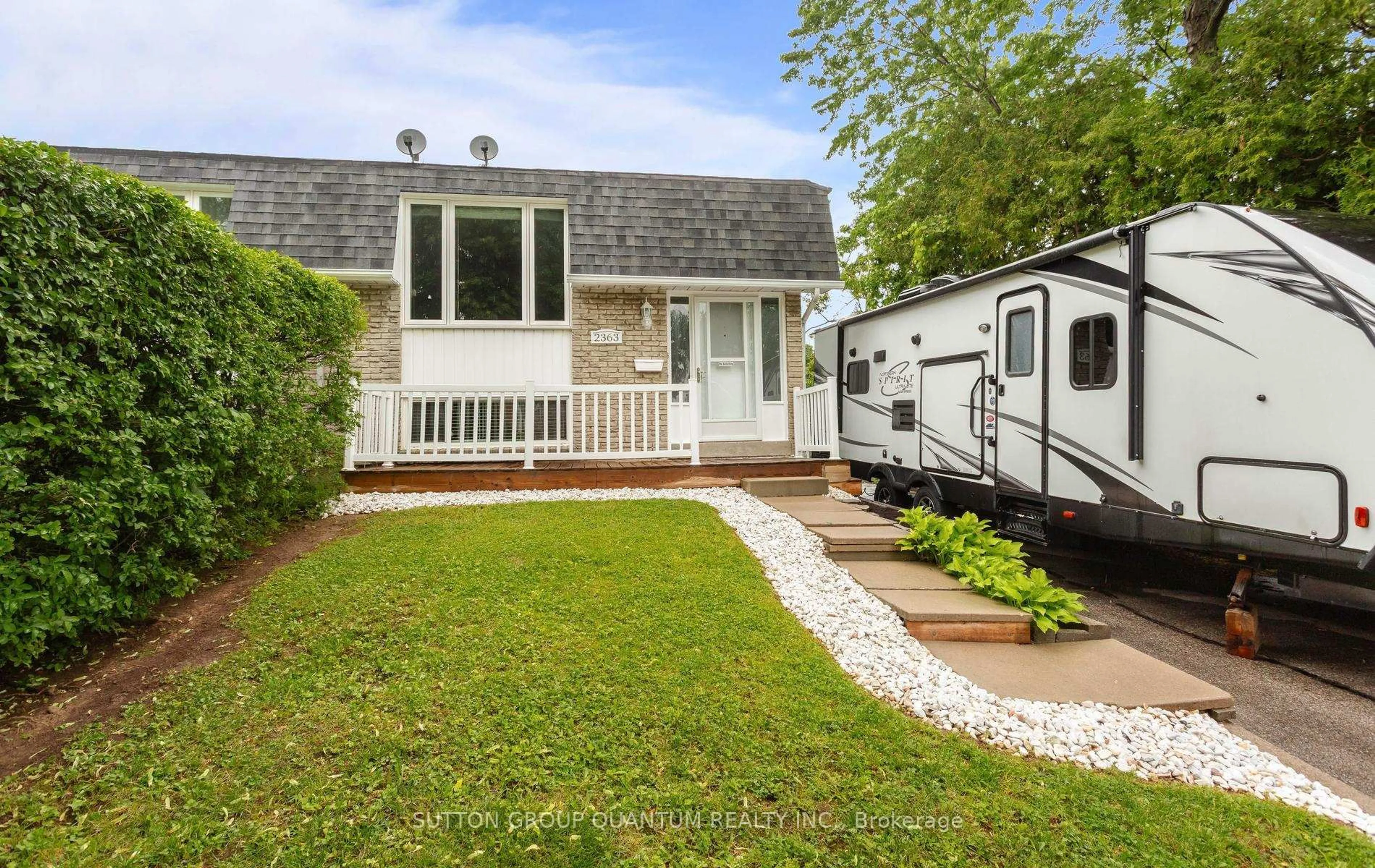 Home with vinyl exterior material, street for 2363 Holyhead Dr, Burlington Ontario L7P 3V2