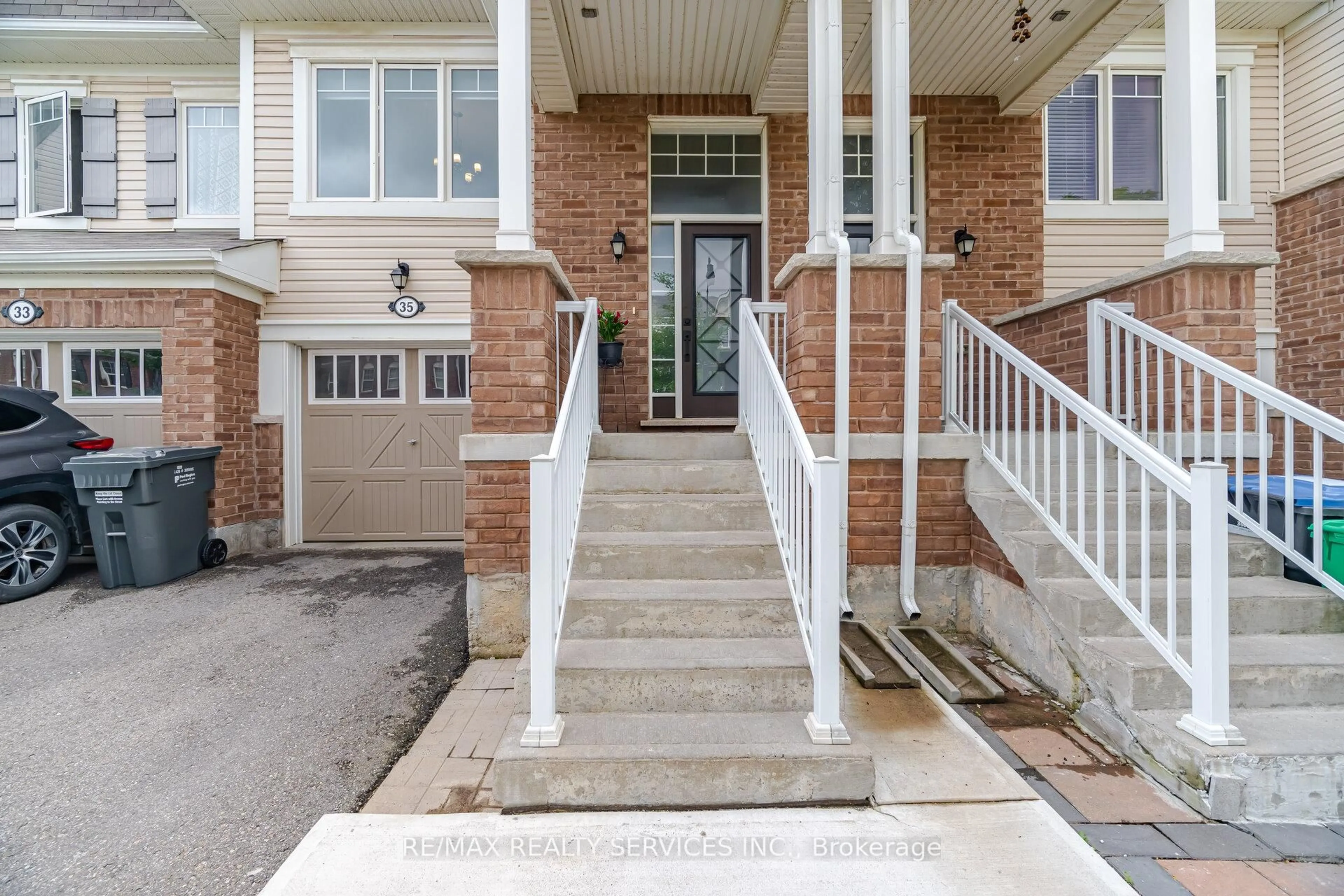 Unknown for 35 Metro Cres, Brampton Ontario L7A 4P1