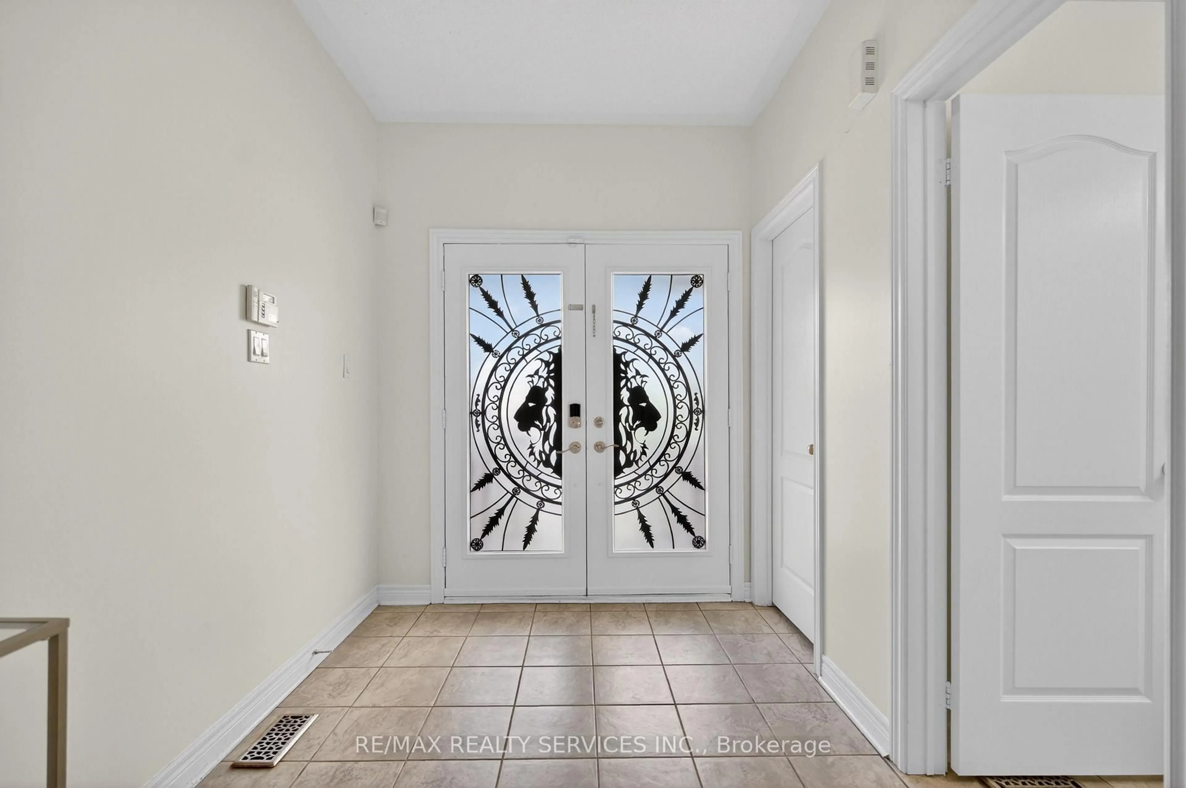 Indoor entryway for 58 Quailvalley Dr, Brampton Ontario L6R 0N4