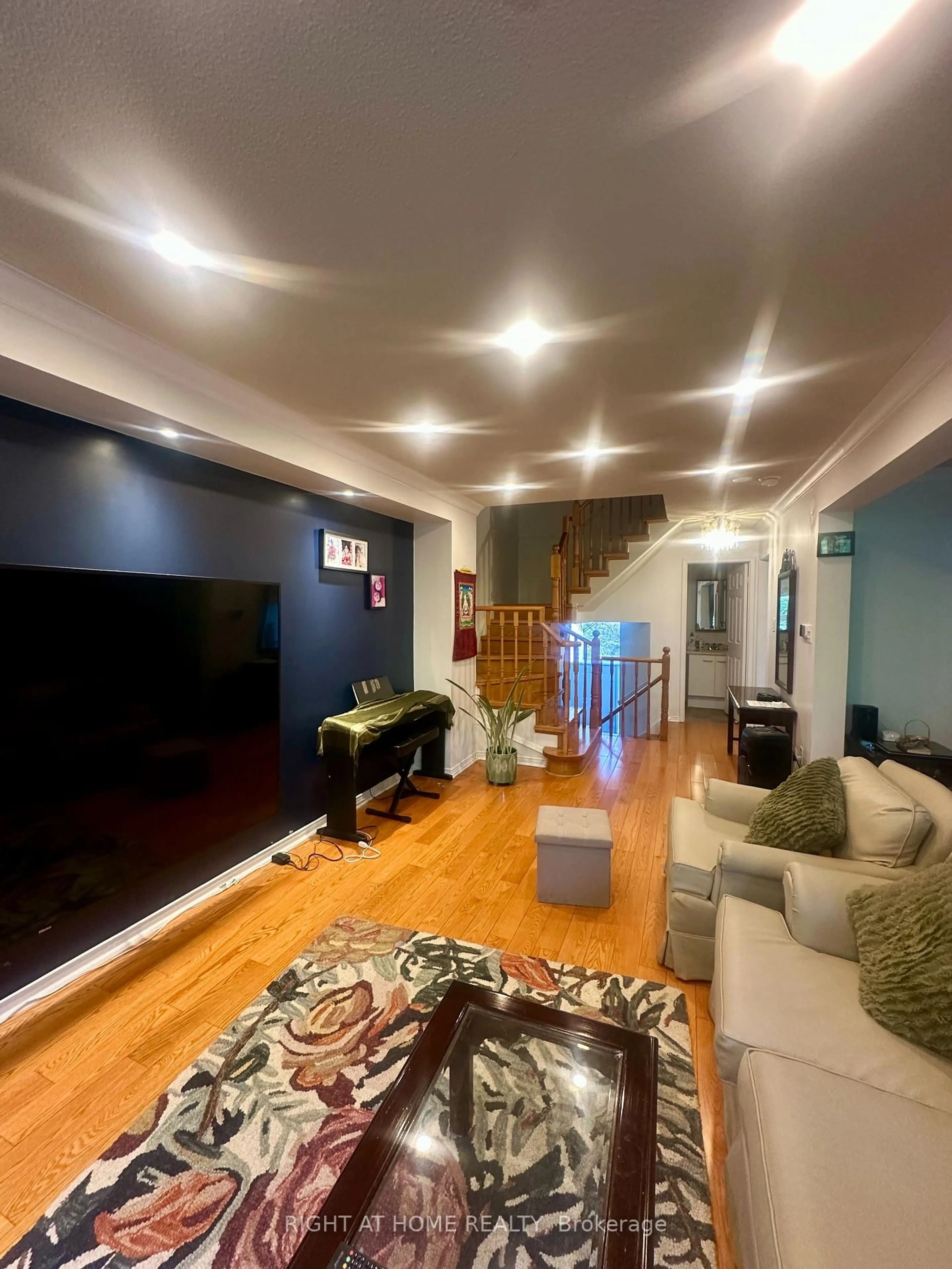 Living room with furniture, unknown for 1140 Leewood Dr, Oakville Ontario L6M 3B7