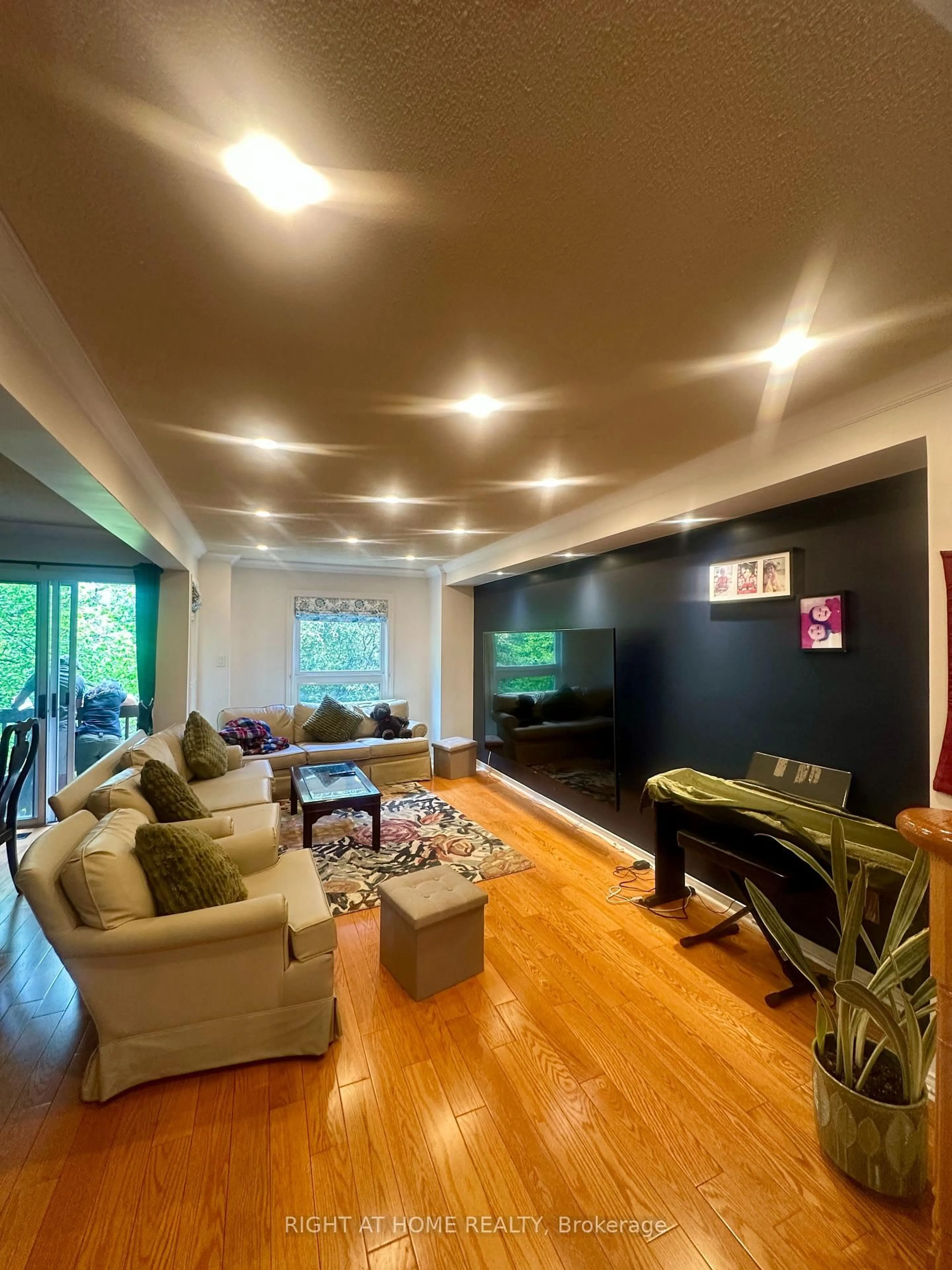 Living room with furniture, unknown for 1140 Leewood Dr, Oakville Ontario L6M 3B7