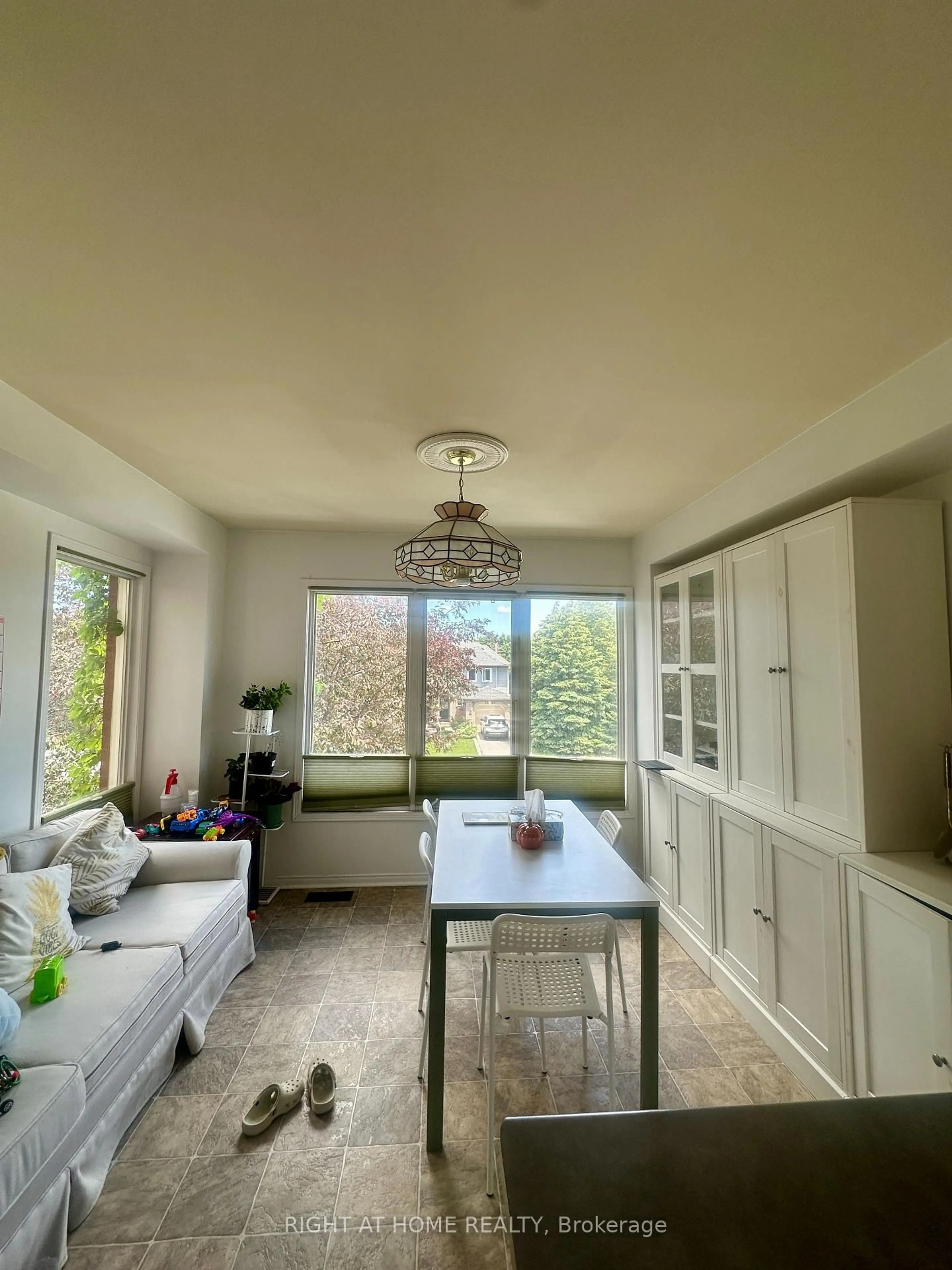 A pic of a room for 1140 Leewood Dr, Oakville Ontario L6M 3B7