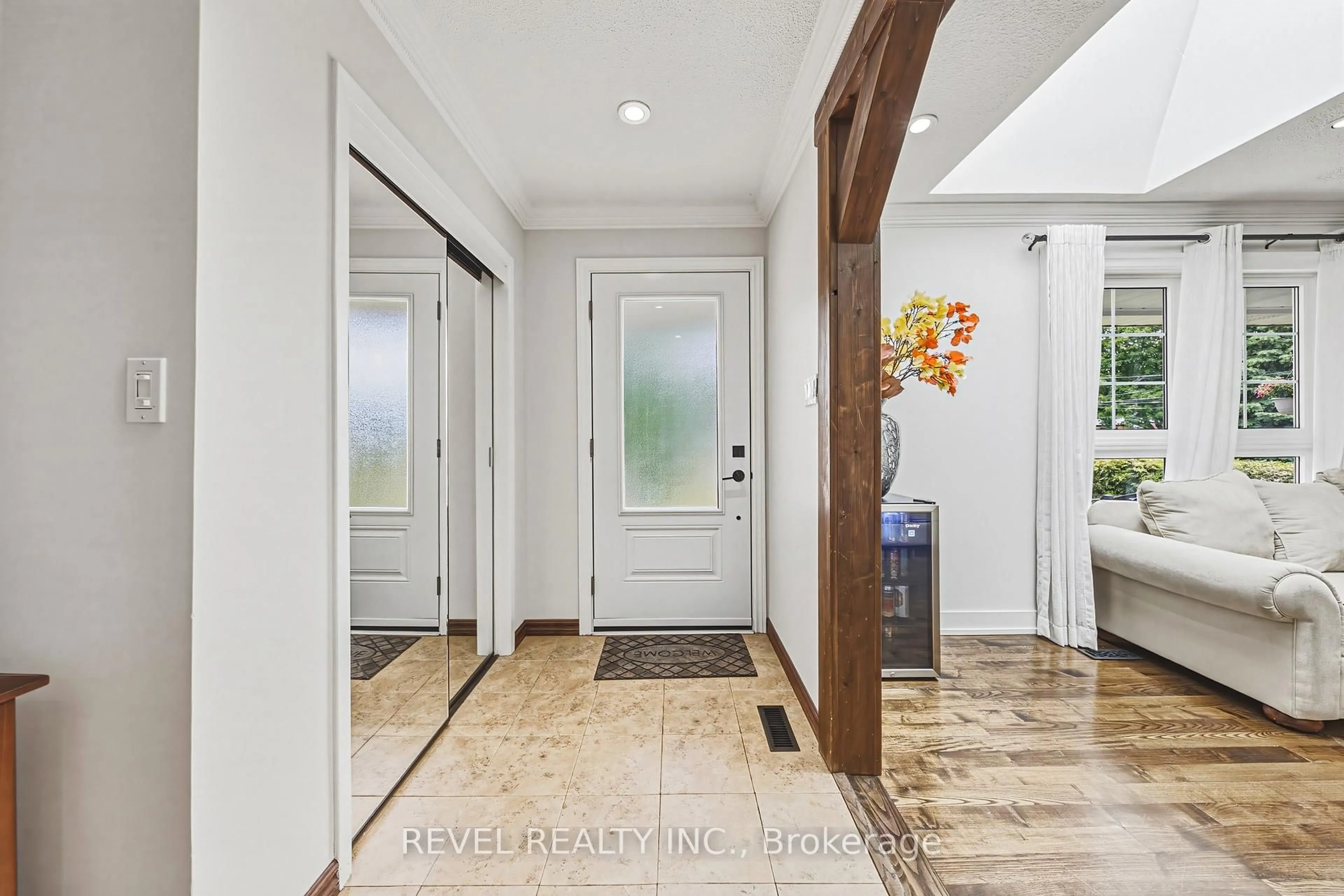 Indoor entryway for 2546 Robinson St, Mississauga Ontario L5C 2P3