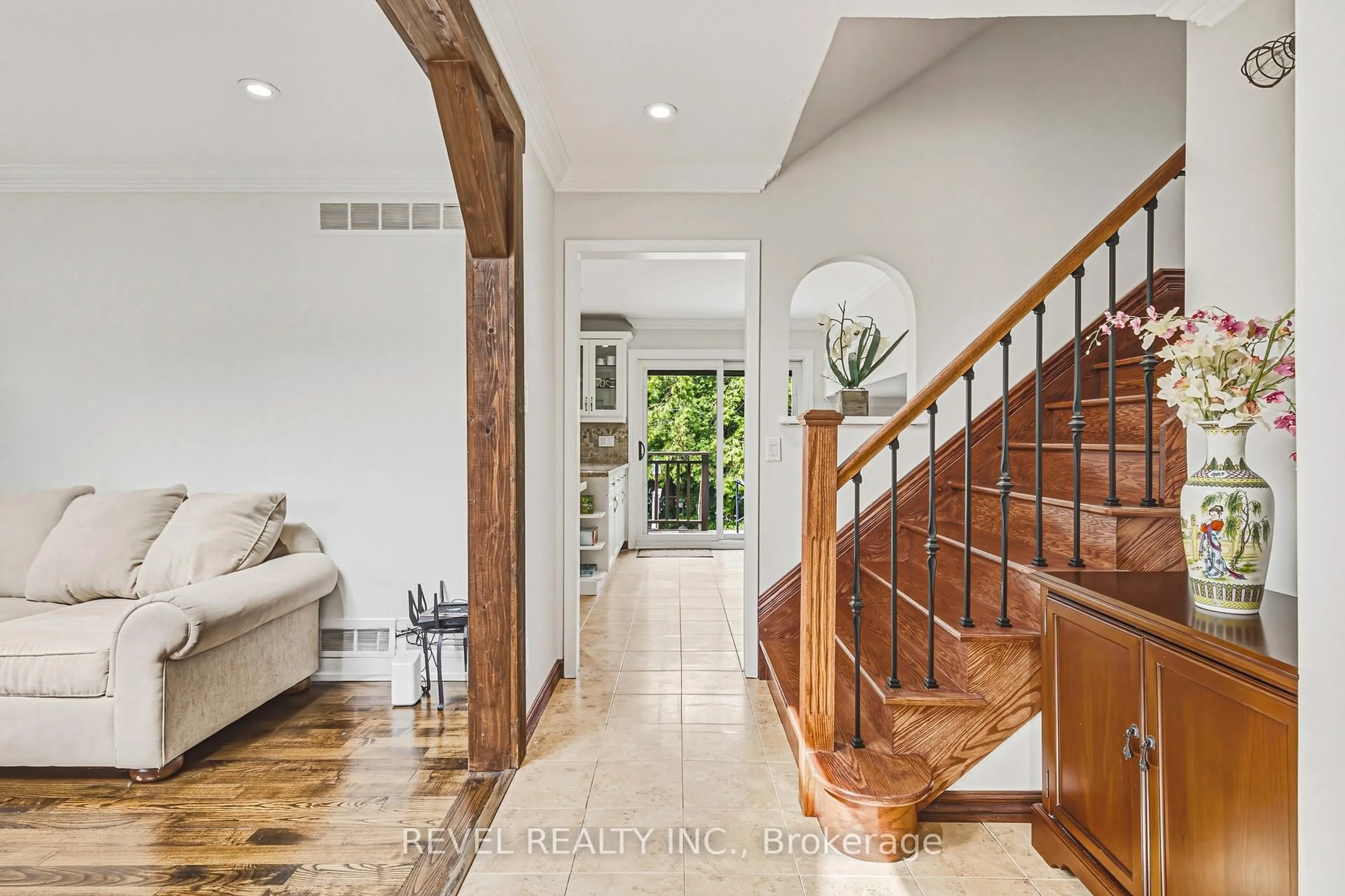 Indoor entryway for 2546 Robinson St, Mississauga Ontario L5C 2P3