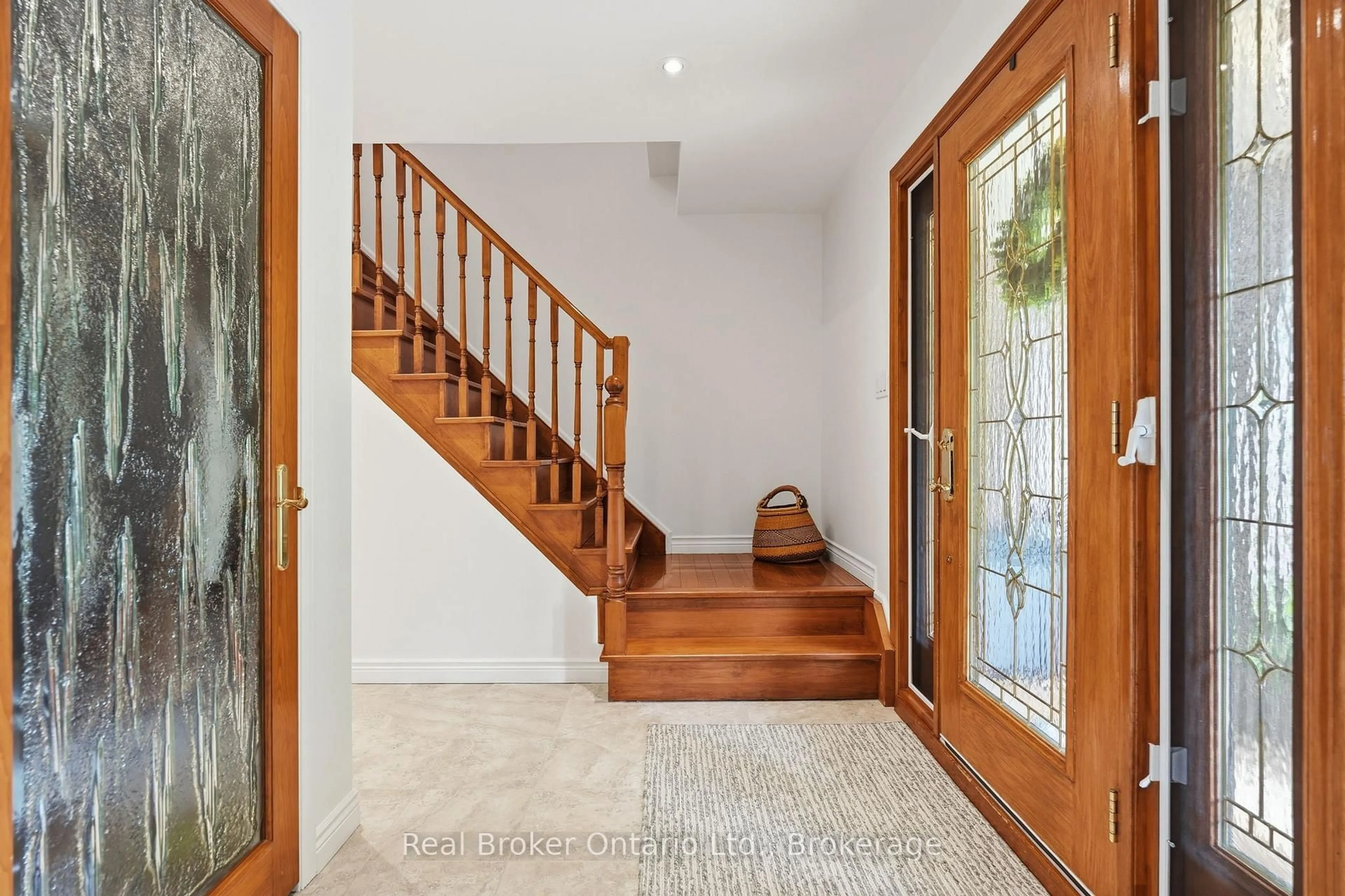 Indoor entryway for 245 Applevale Crt, Burlington Ontario L7L 2C1