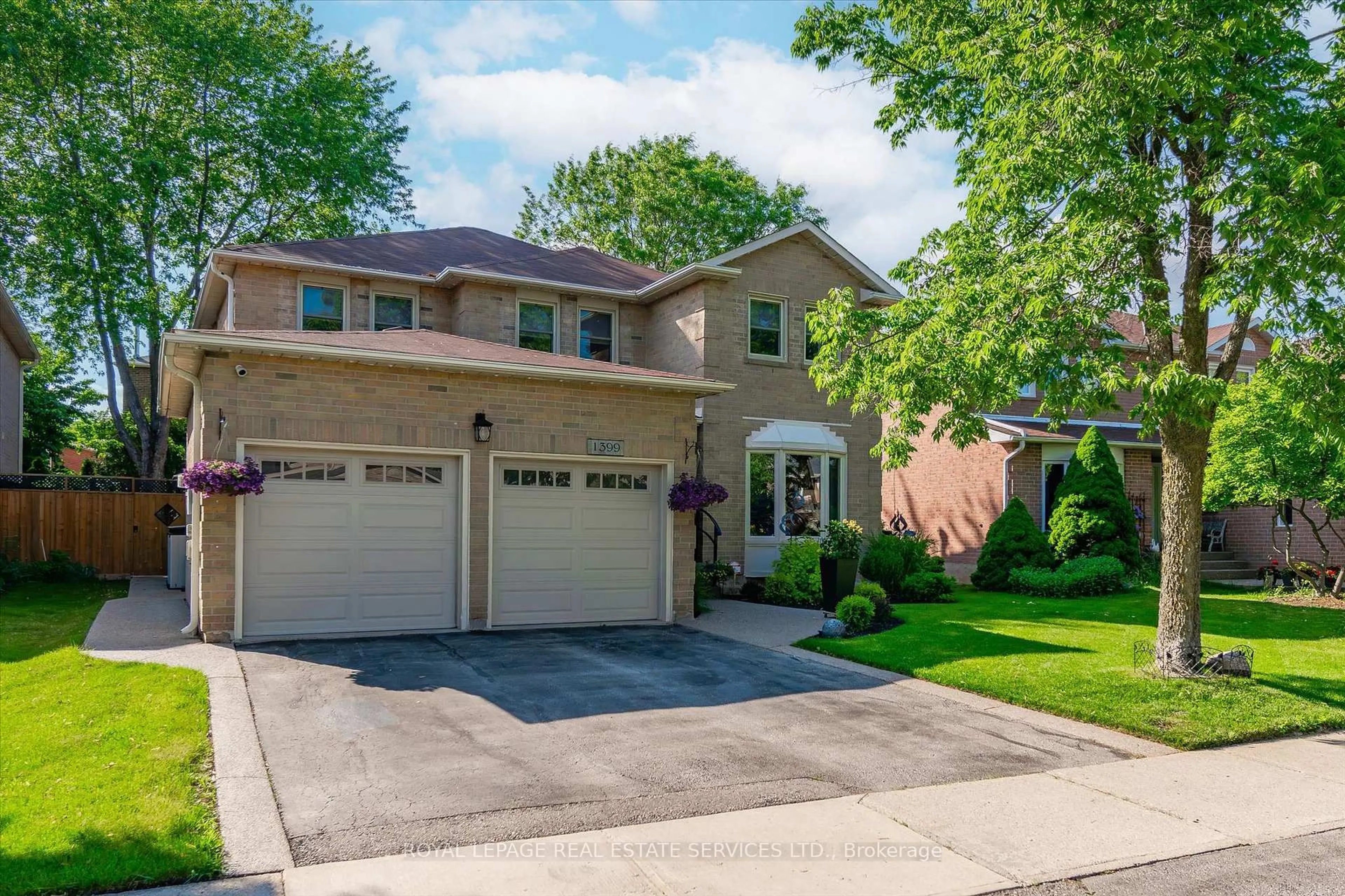 Home with brick exterior material, street for 1399 Fieldcrest Lane, Oakville Ontario L6M 2W3