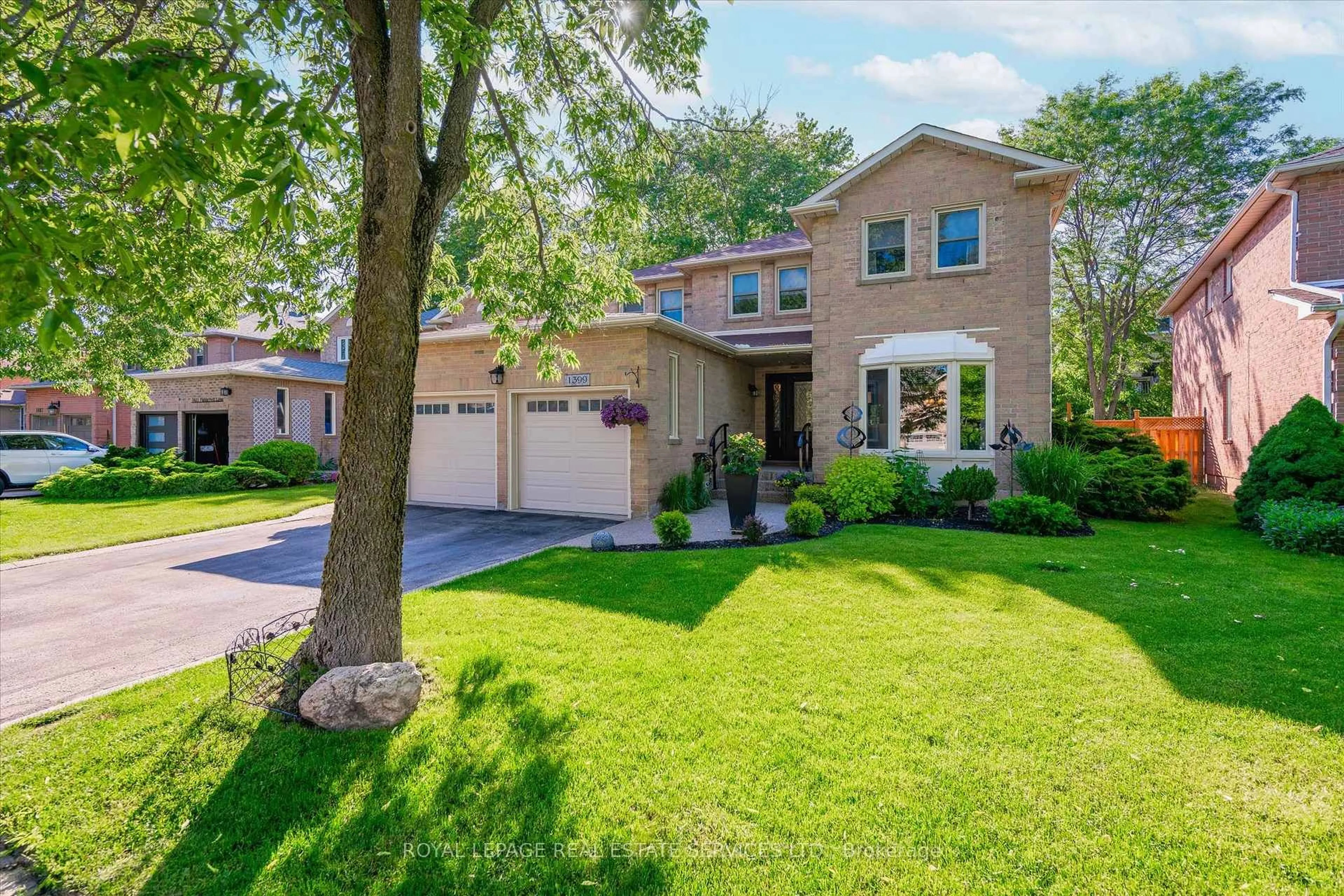 Home with brick exterior material, street for 1399 Fieldcrest Lane, Oakville Ontario L6M 2W3