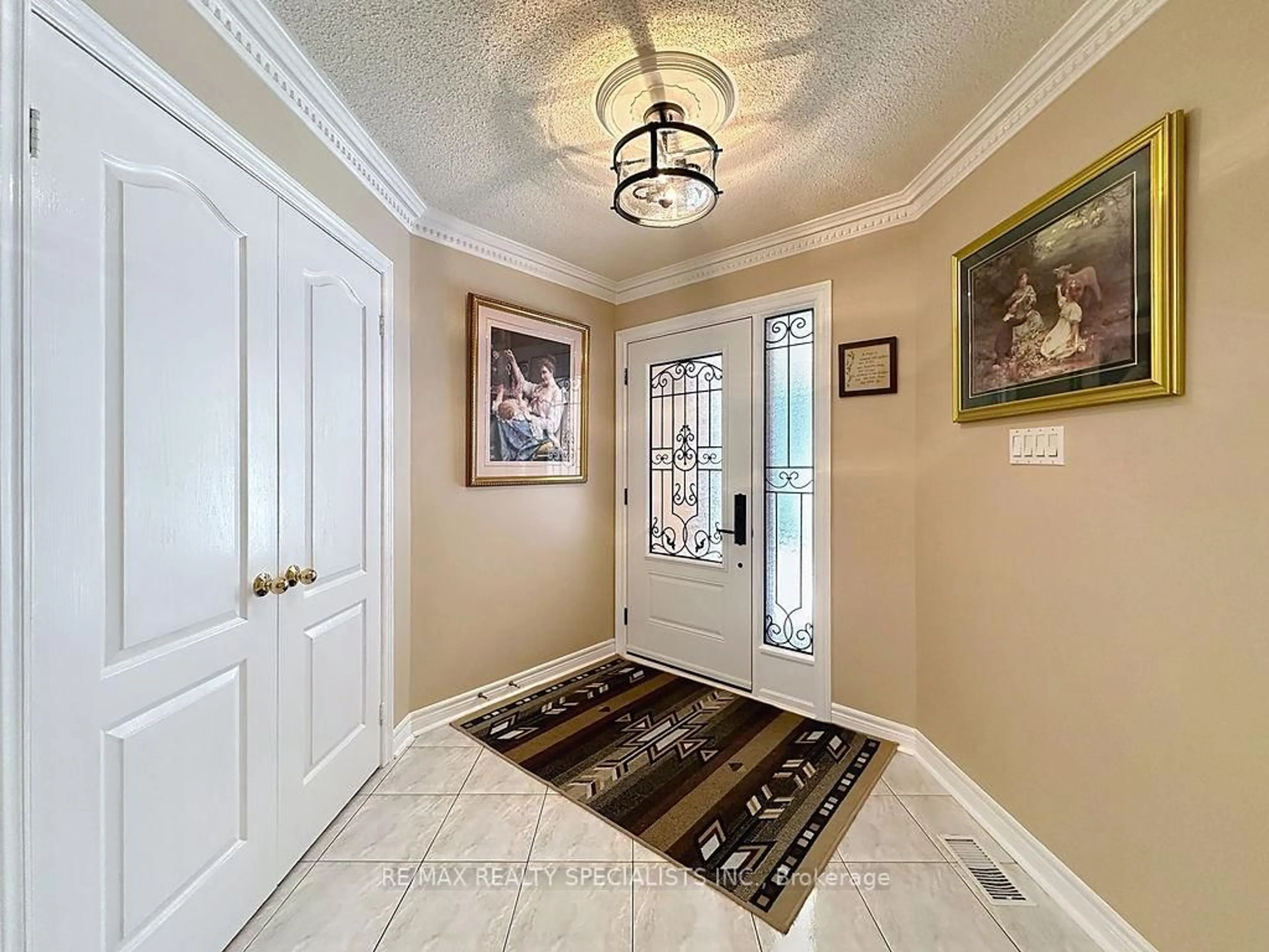 Indoor entryway for 252 Earlscourt Ave, Toronto Ontario M6E 4B6