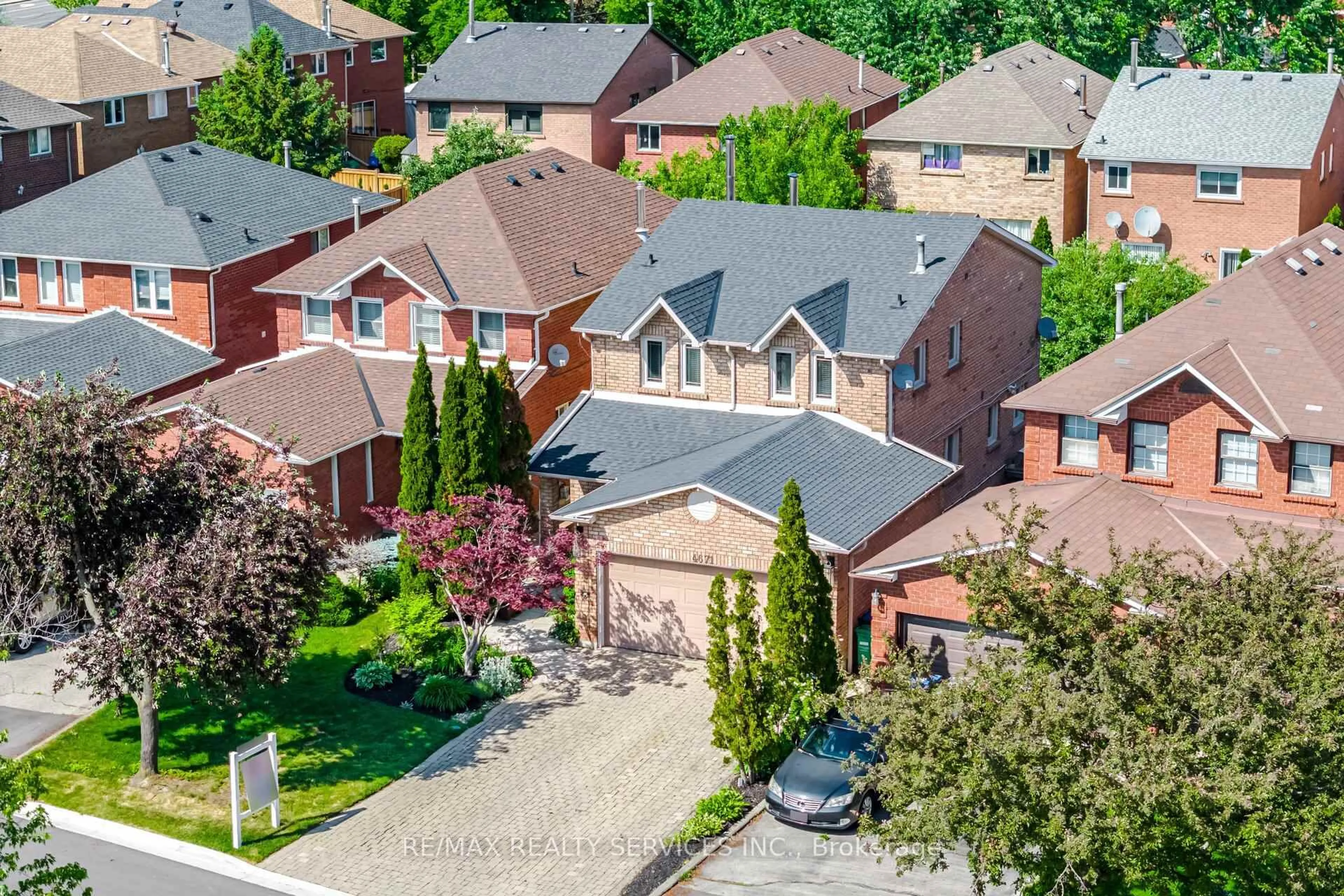 A pic from outside/outdoor area/front of a property/back of a property/a pic from drone, street for 4671 Owl Circ, Mississauga Ontario L4Z 2W8