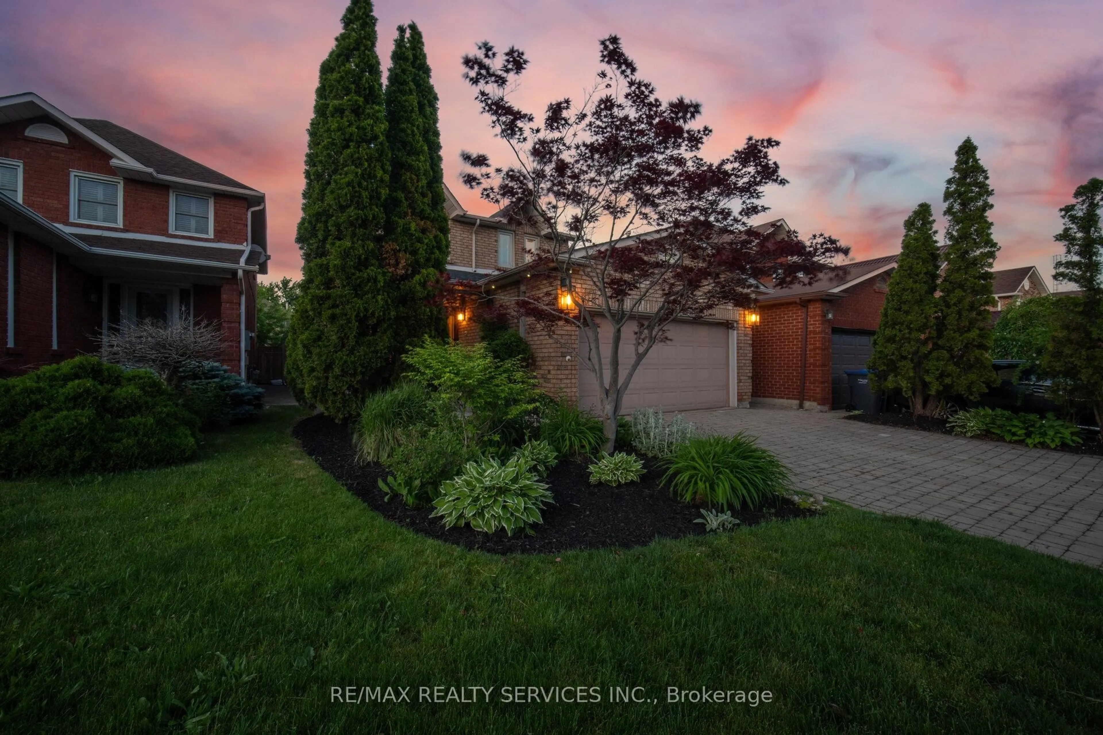 A pic from outside/outdoor area/front of a property/back of a property/a pic from drone, street for 4671 Owl Circ, Mississauga Ontario L4Z 2W8