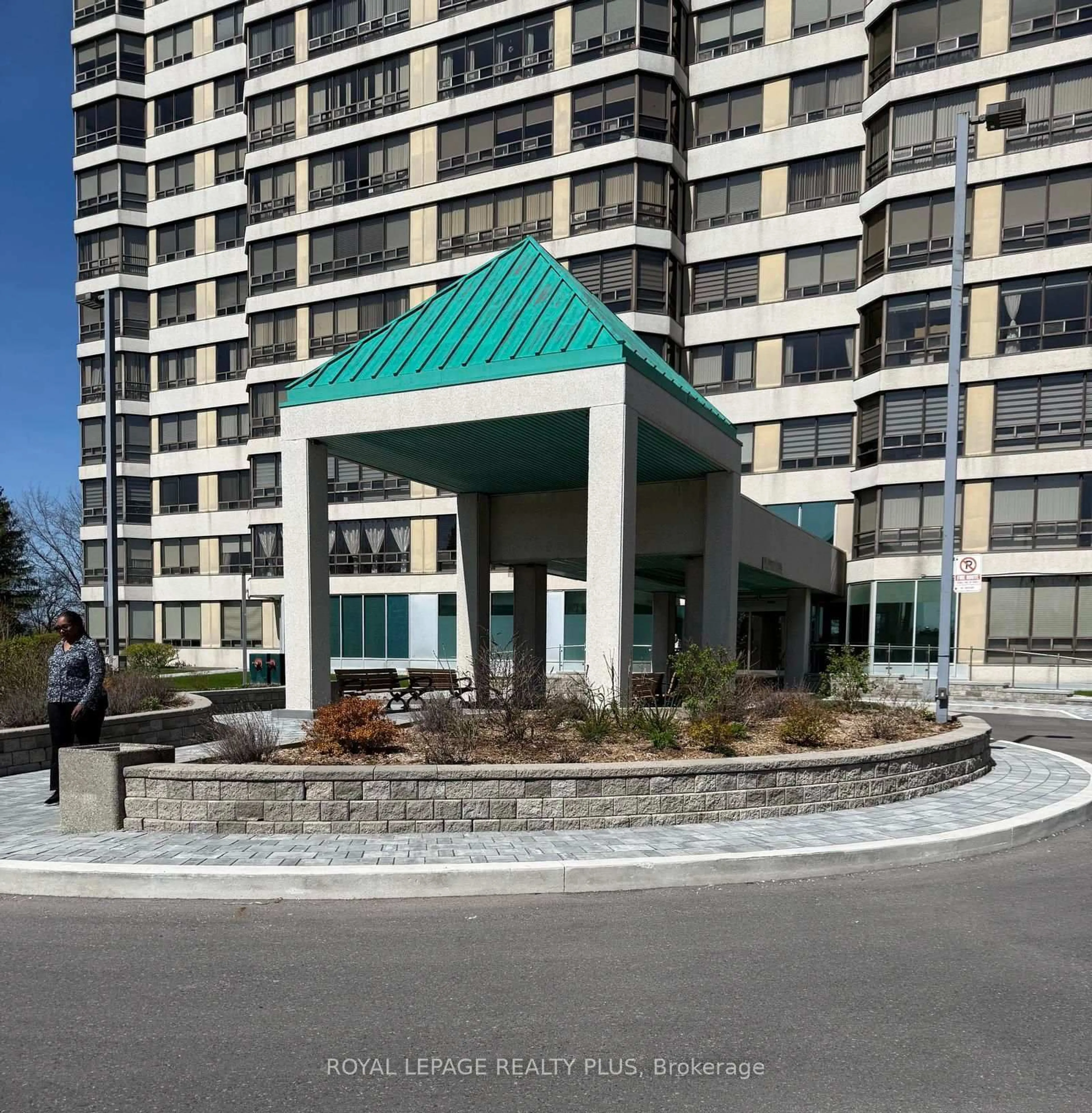 Indoor foyer for 330 Mill St #301, Brampton Ontario L6Y 3V3