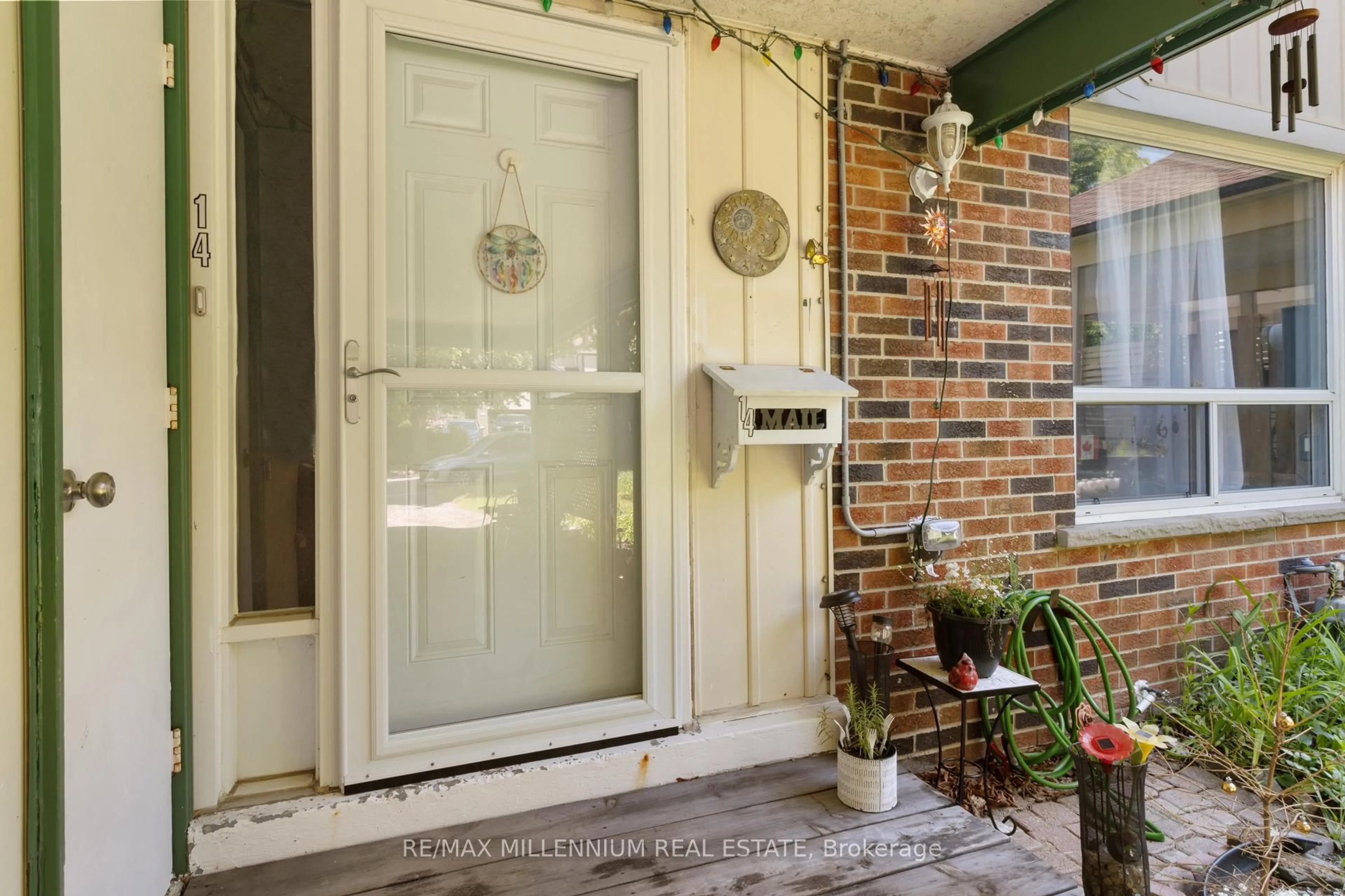 Indoor entryway for 14 Laurier Crt, Brampton Ontario L6Z 1J5