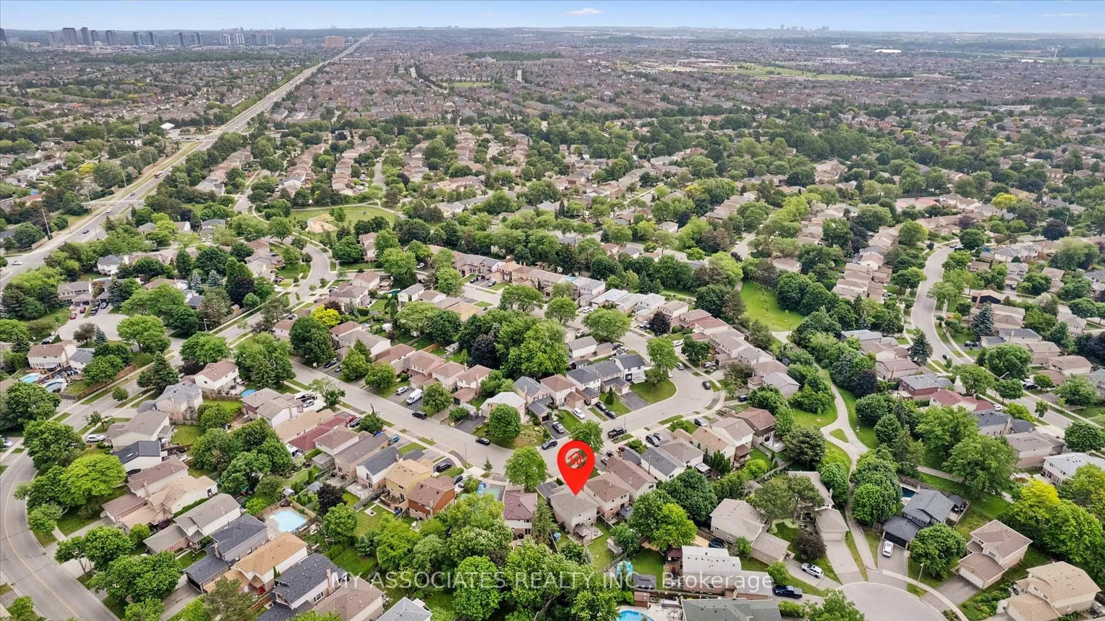 A pic from outside/outdoor area/front of a property/back of a property/a pic from drone, street for 3084 Kilbride Cres, Mississauga Ontario L5N 3C3