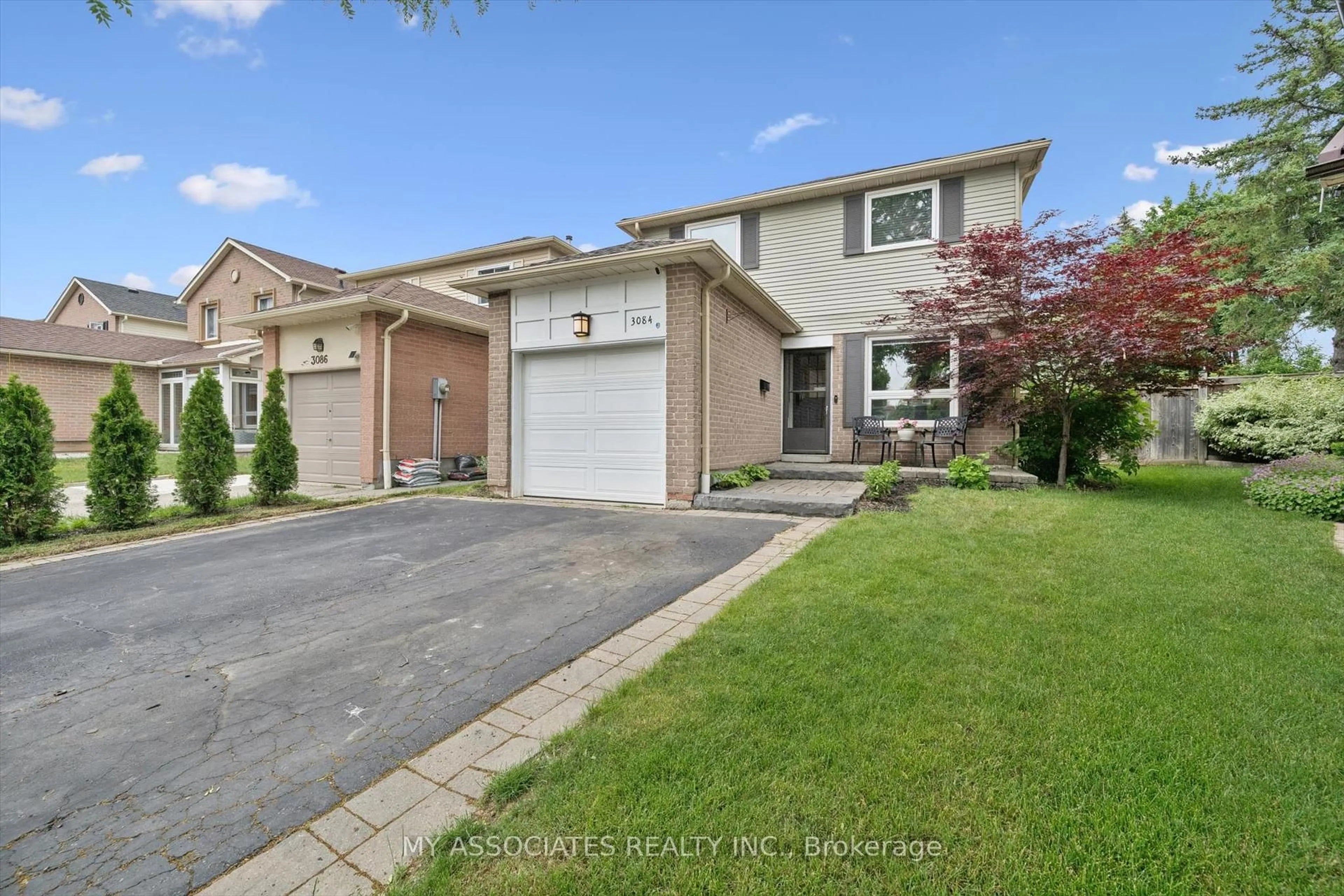 A pic from outside/outdoor area/front of a property/back of a property/a pic from drone, street for 3084 Kilbride Cres, Mississauga Ontario L5N 3C3