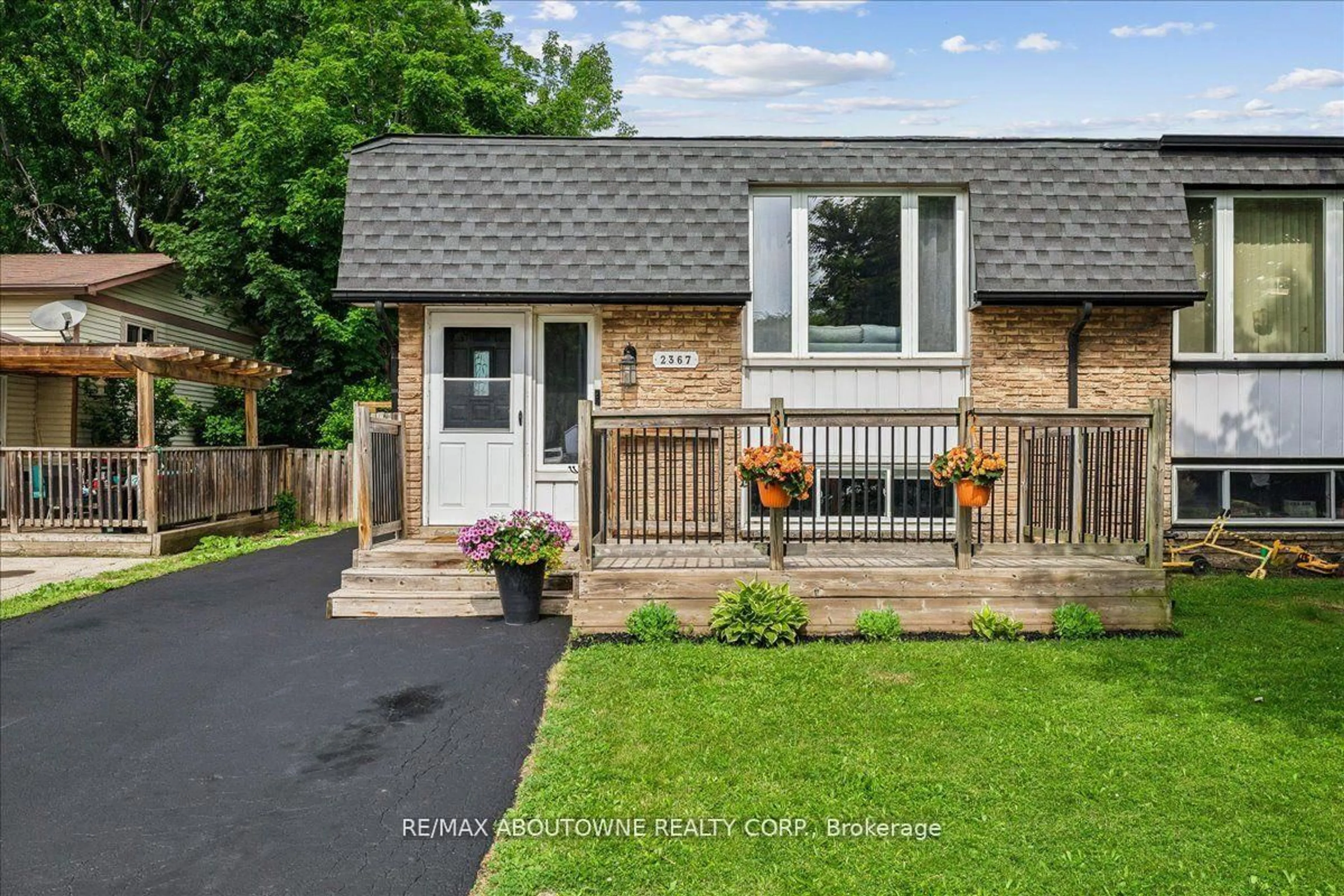 Home with brick exterior material, street for 2367 Middlesmoor Cres, Burlington Ontario L7P 3X4