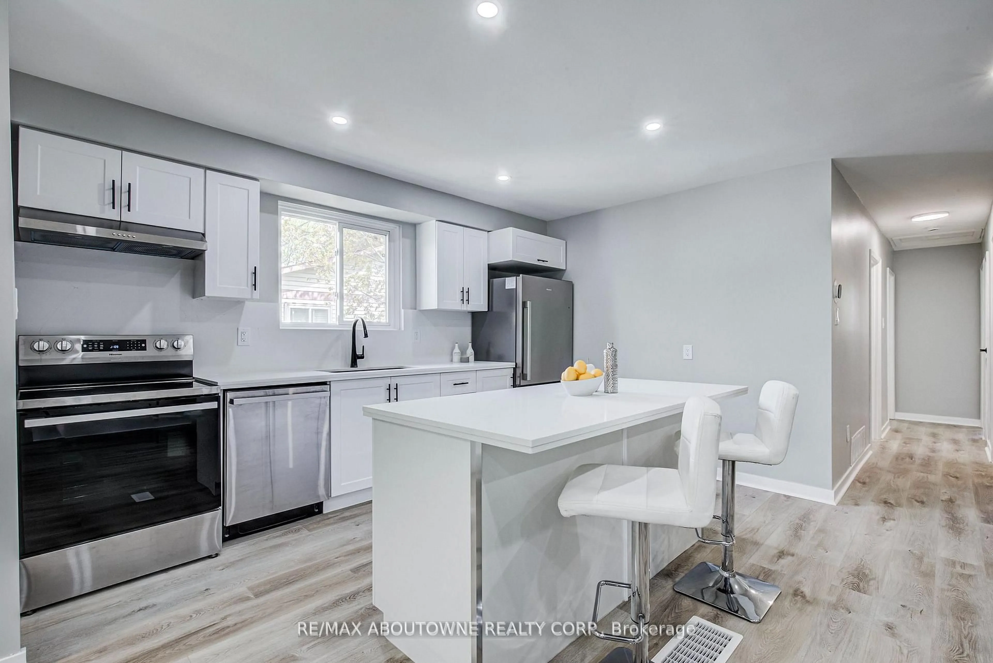 Open concept kitchen, unknown for 2367 Middlesmoor Cres, Burlington Ontario L7P 3X4