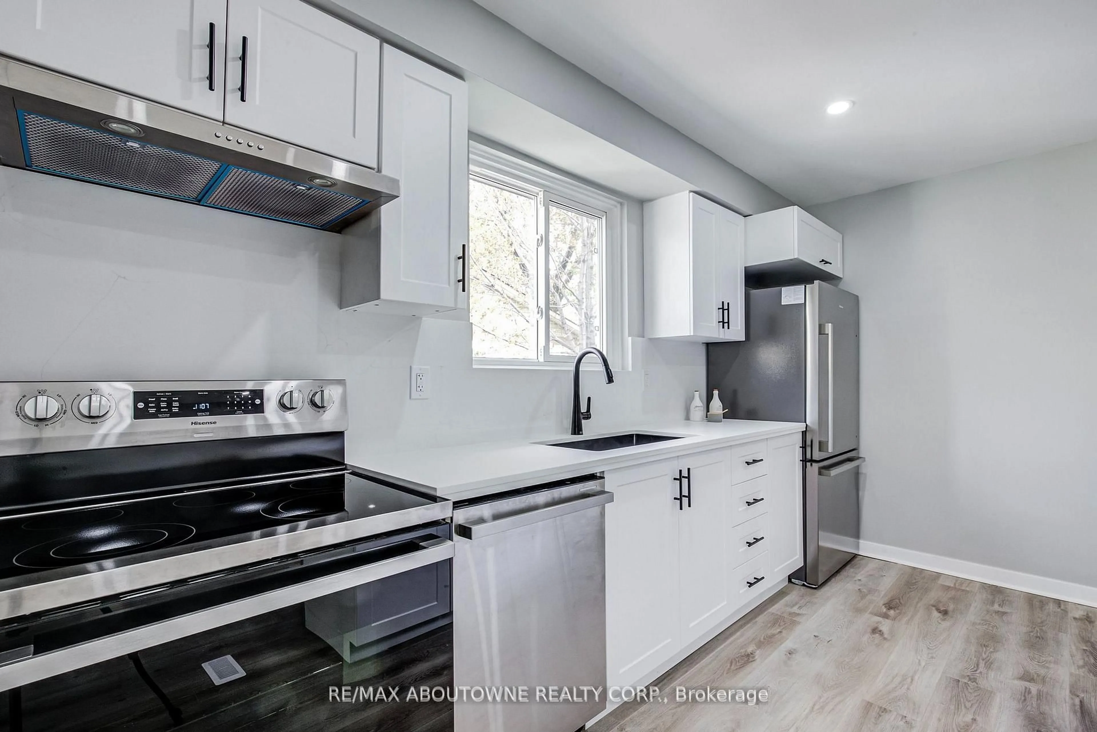 Open concept kitchen, ceramic/tile floor for 2367 Middlesmoor Cres, Burlington Ontario L7P 3X4