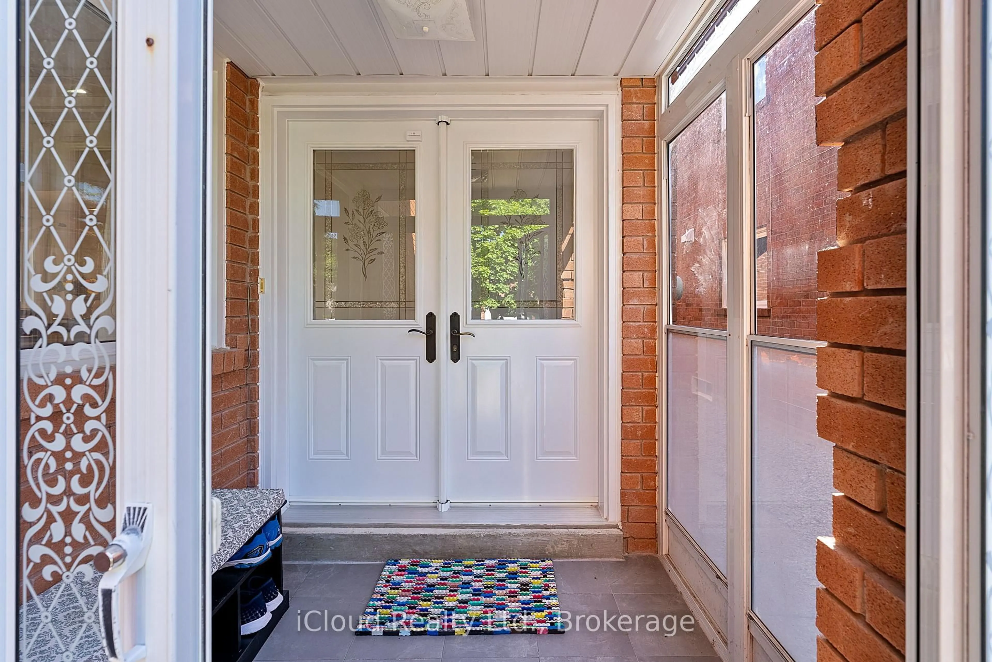 Indoor entryway for 3473 Nutcracker Dr, Mississauga Ontario L5N 6E7