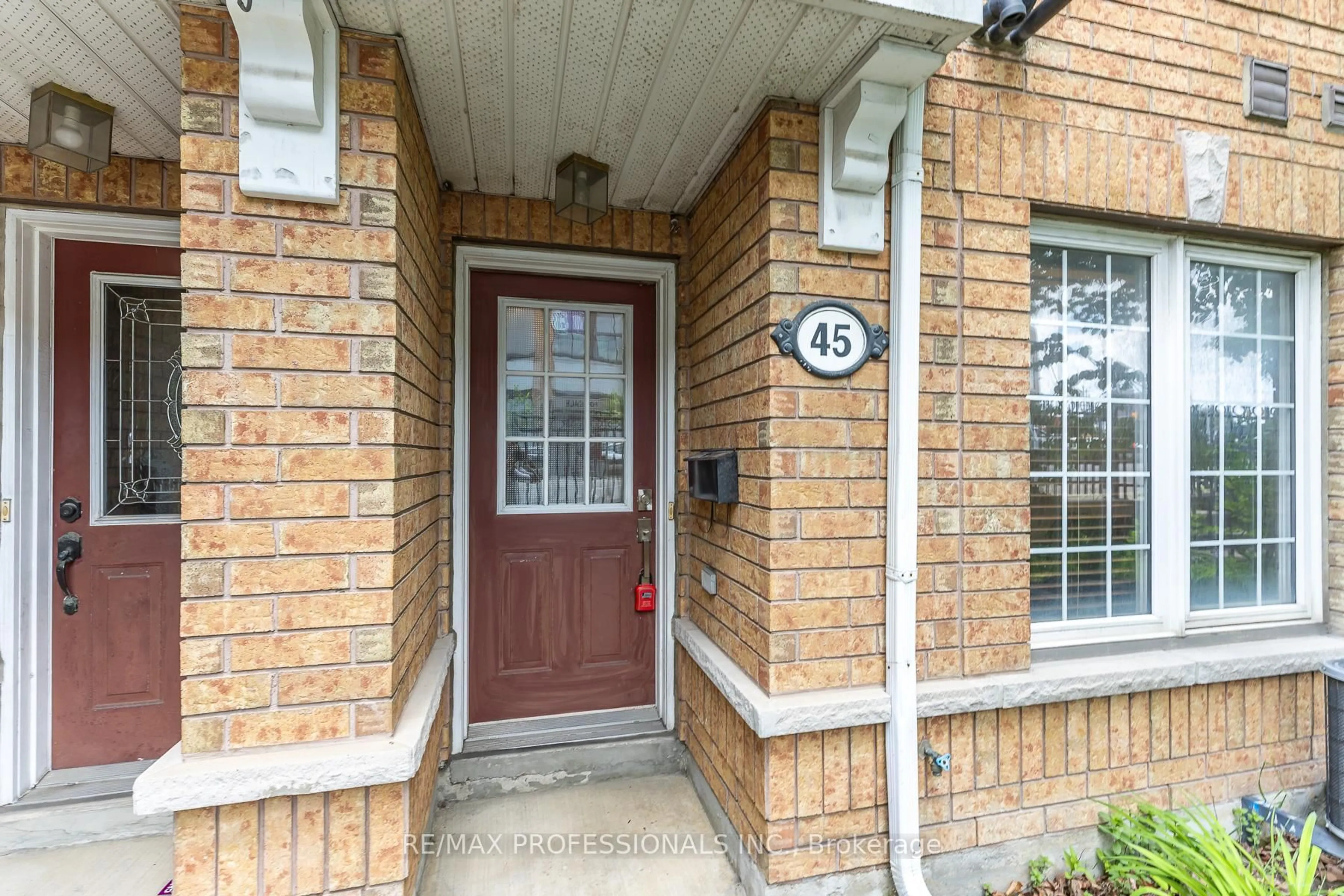 Indoor entryway for 45 Weston Rd, Toronto Ontario M6N 5H3