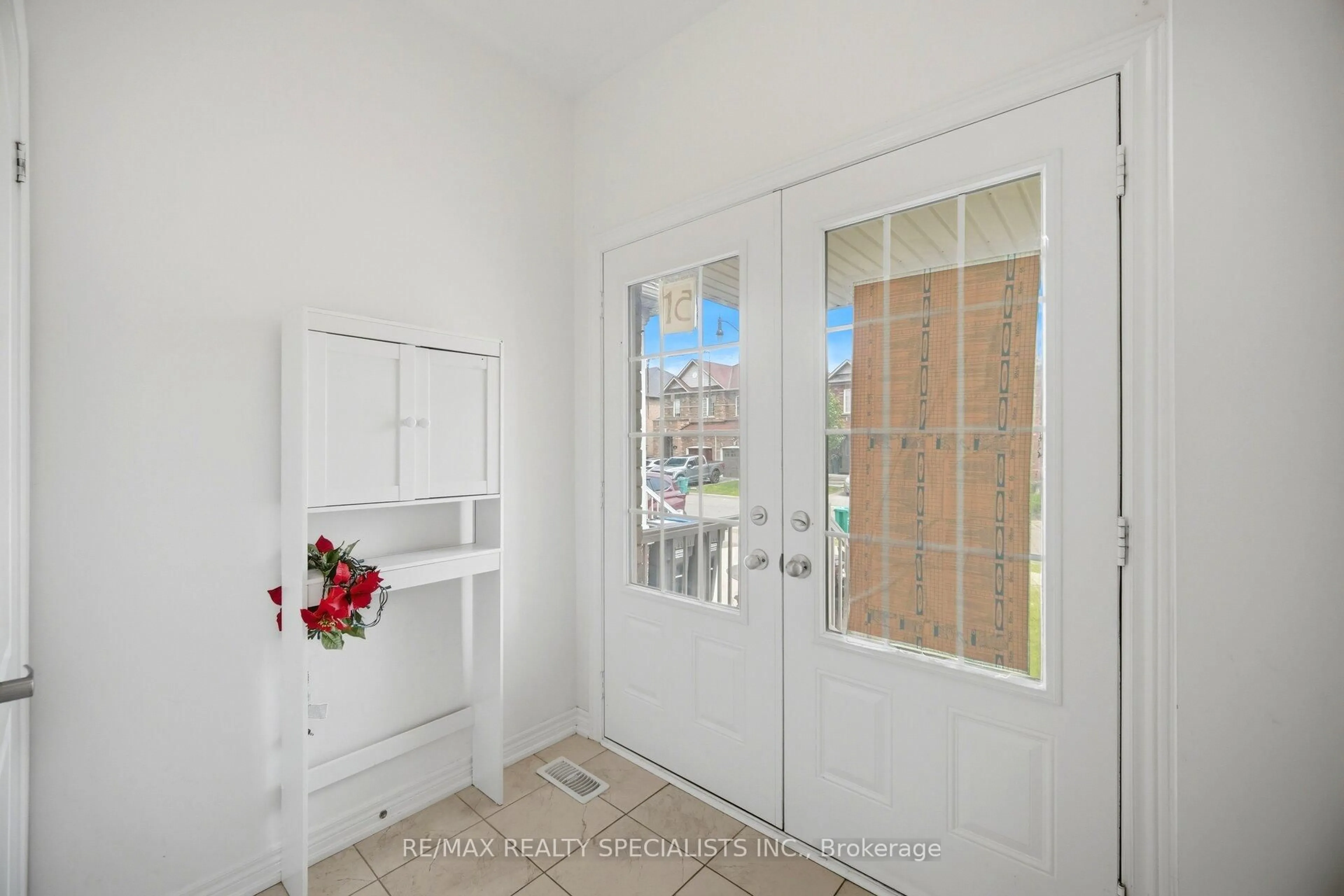 Indoor entryway for 51 Frenchpark Circ, Brampton Ontario L6X 0Y6