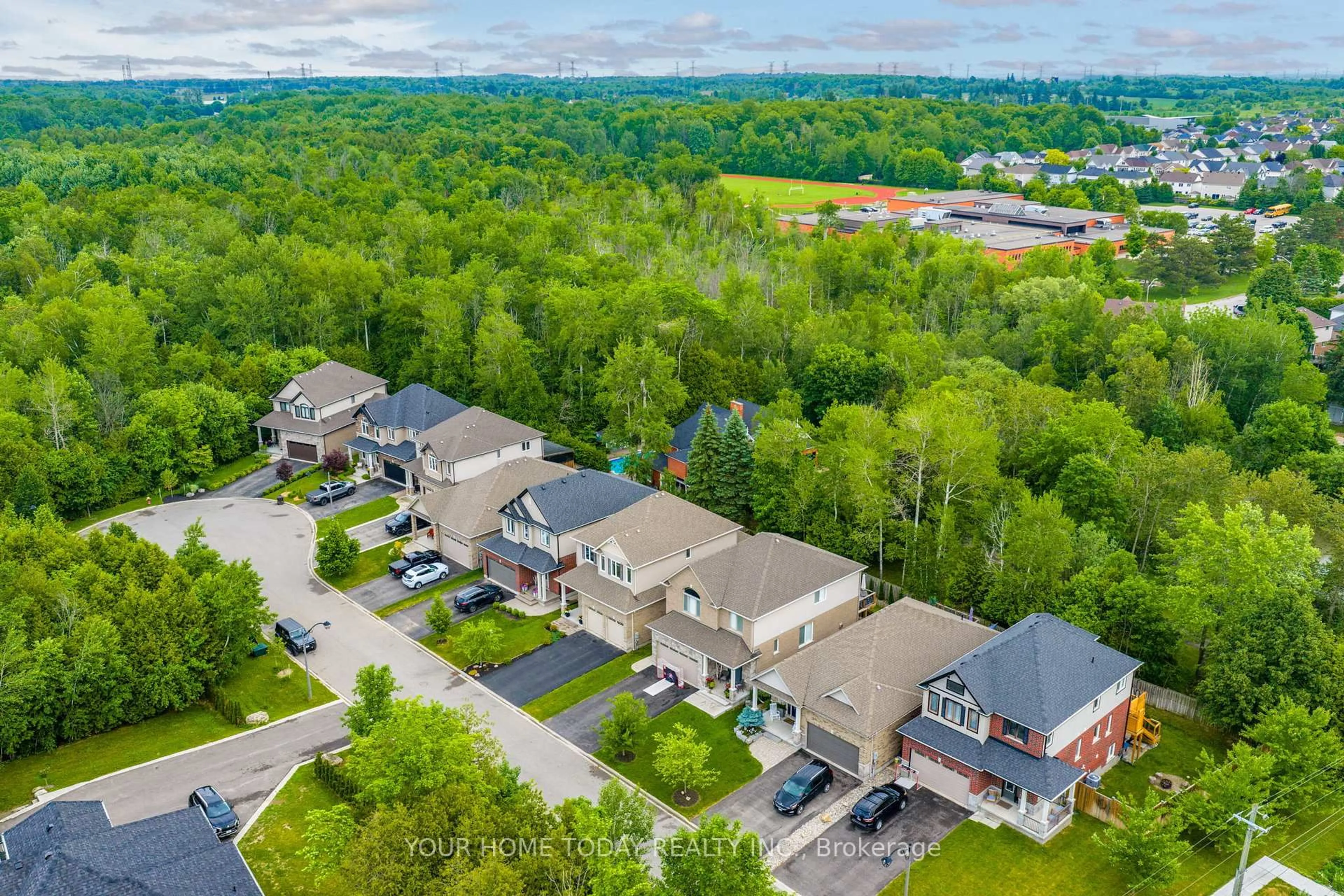 A pic from outside/outdoor area/front of a property/back of a property/a pic from drone, unknown for 8 Trinity Crt, Halton Hills Ontario L7J 0A2