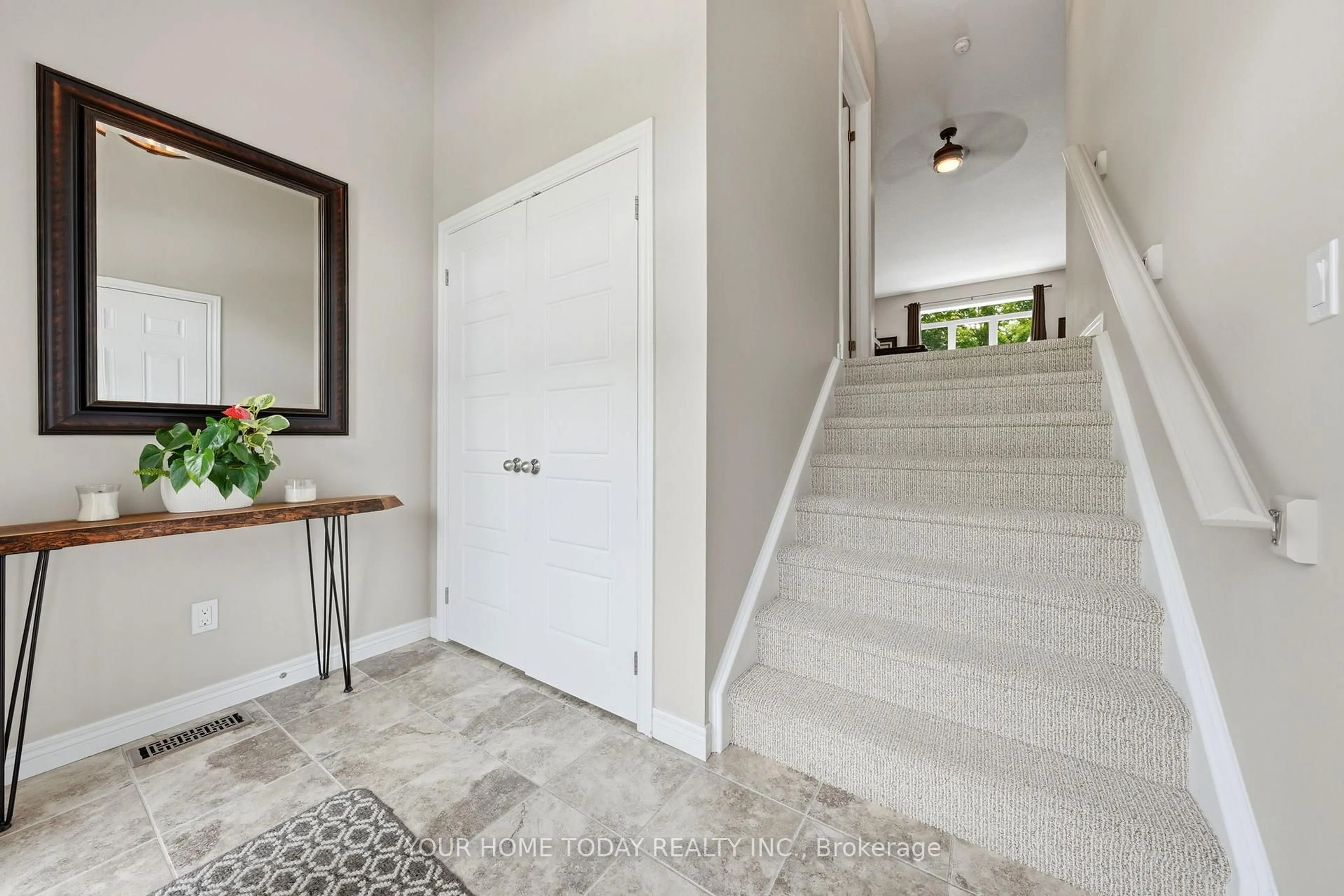Indoor entryway for 8 Trinity Crt, Halton Hills Ontario L7J 0A2