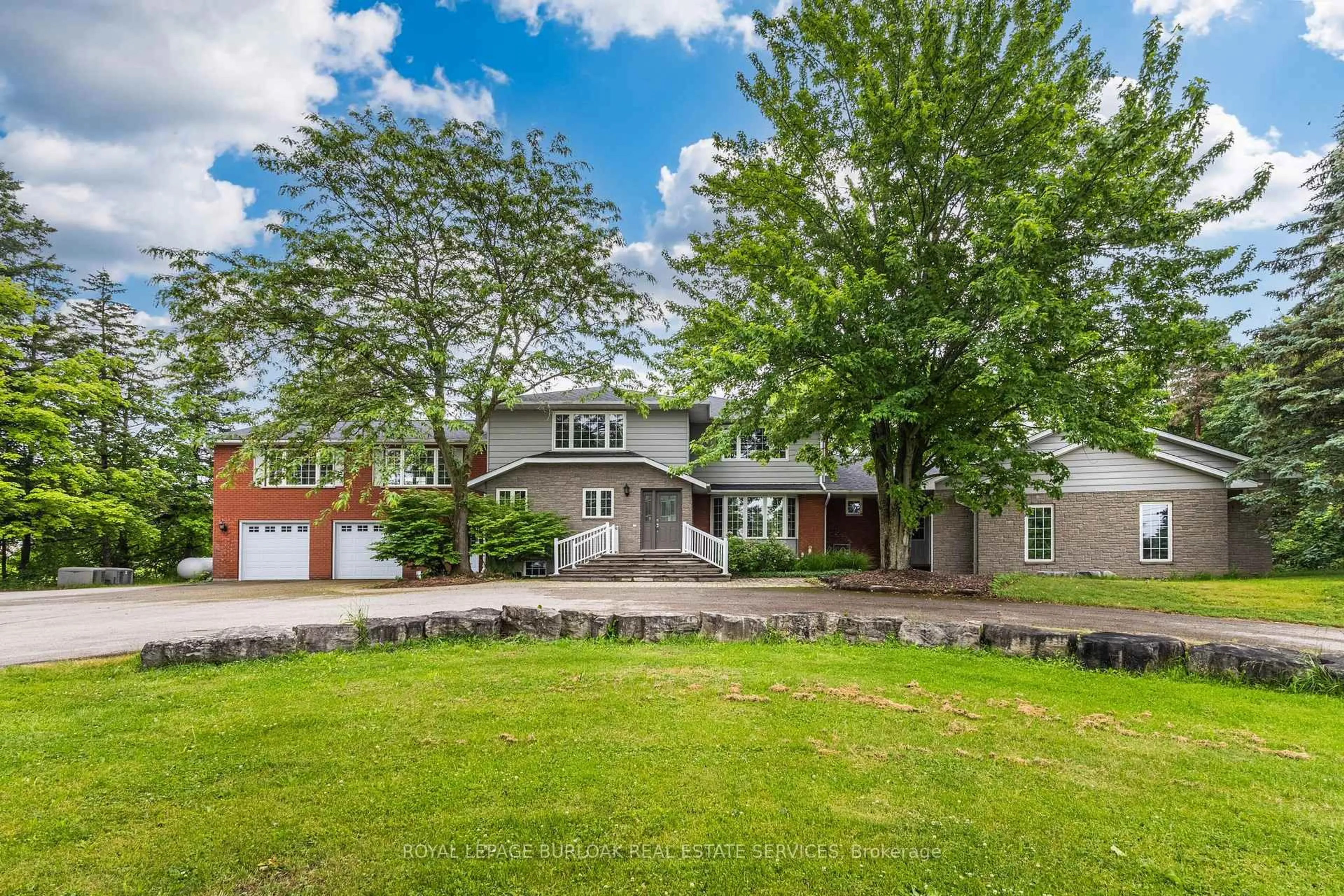 A pic from outside/outdoor area/front of a property/back of a property/a pic from drone, street for 2220 Britannia Rd, Burlington Ontario L7P 0E8