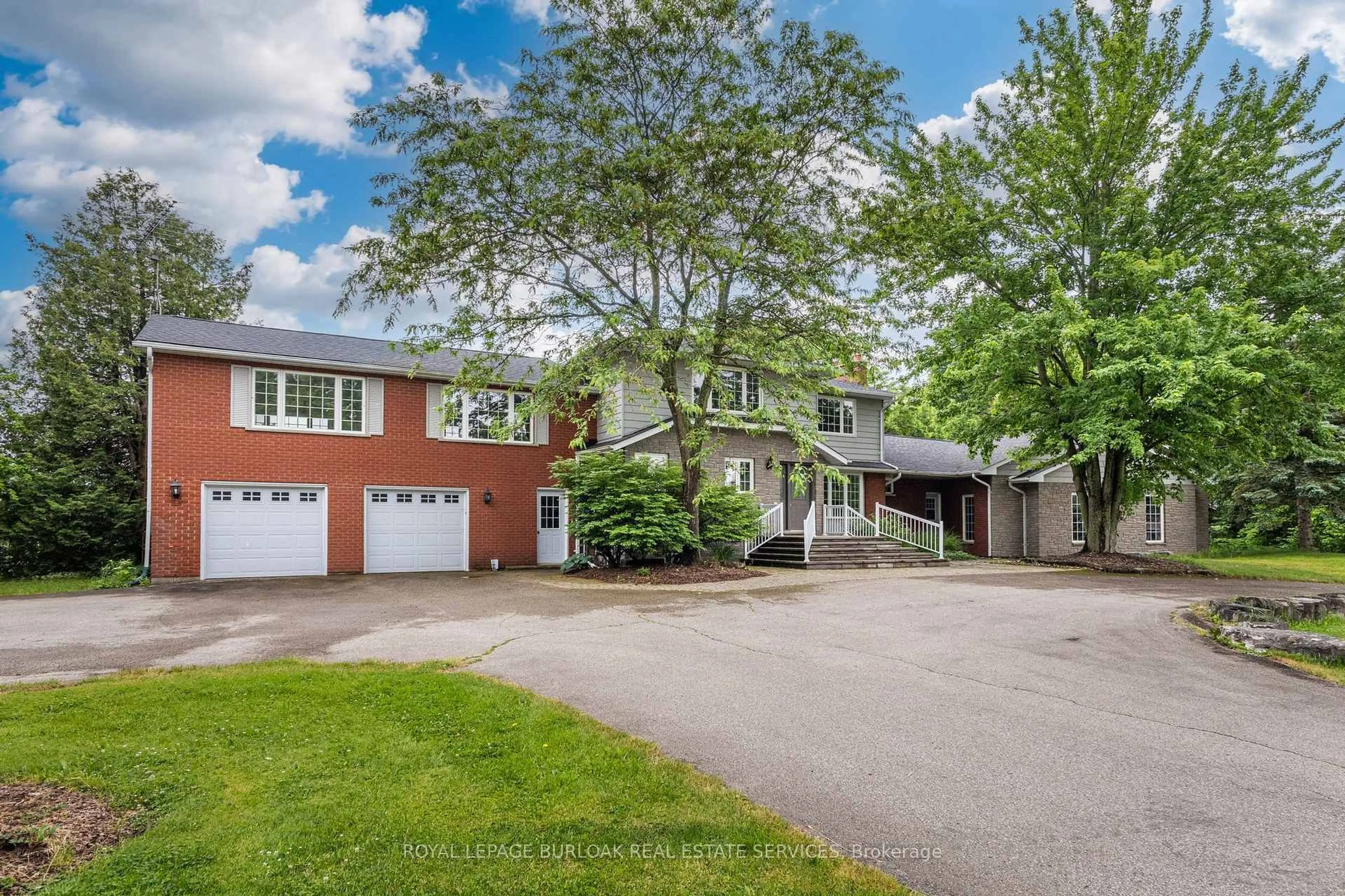 A pic from outside/outdoor area/front of a property/back of a property/a pic from drone, street for 2220 Britannia Rd, Burlington Ontario L7P 0E8