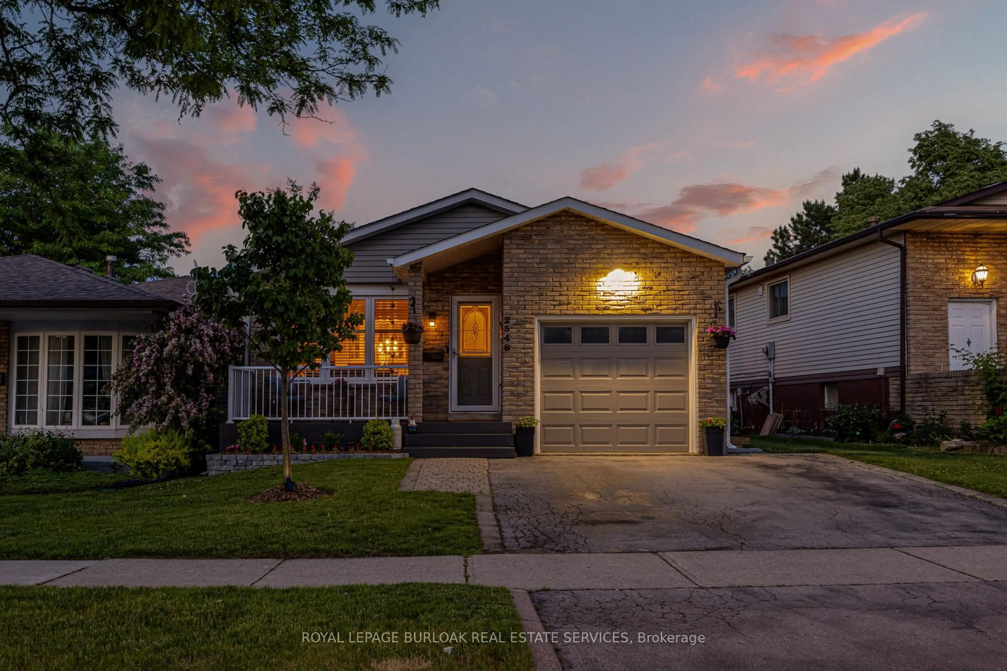 Home with vinyl exterior material, street for 2348 Malcolm Cres, Burlington Ontario L7P 4H4