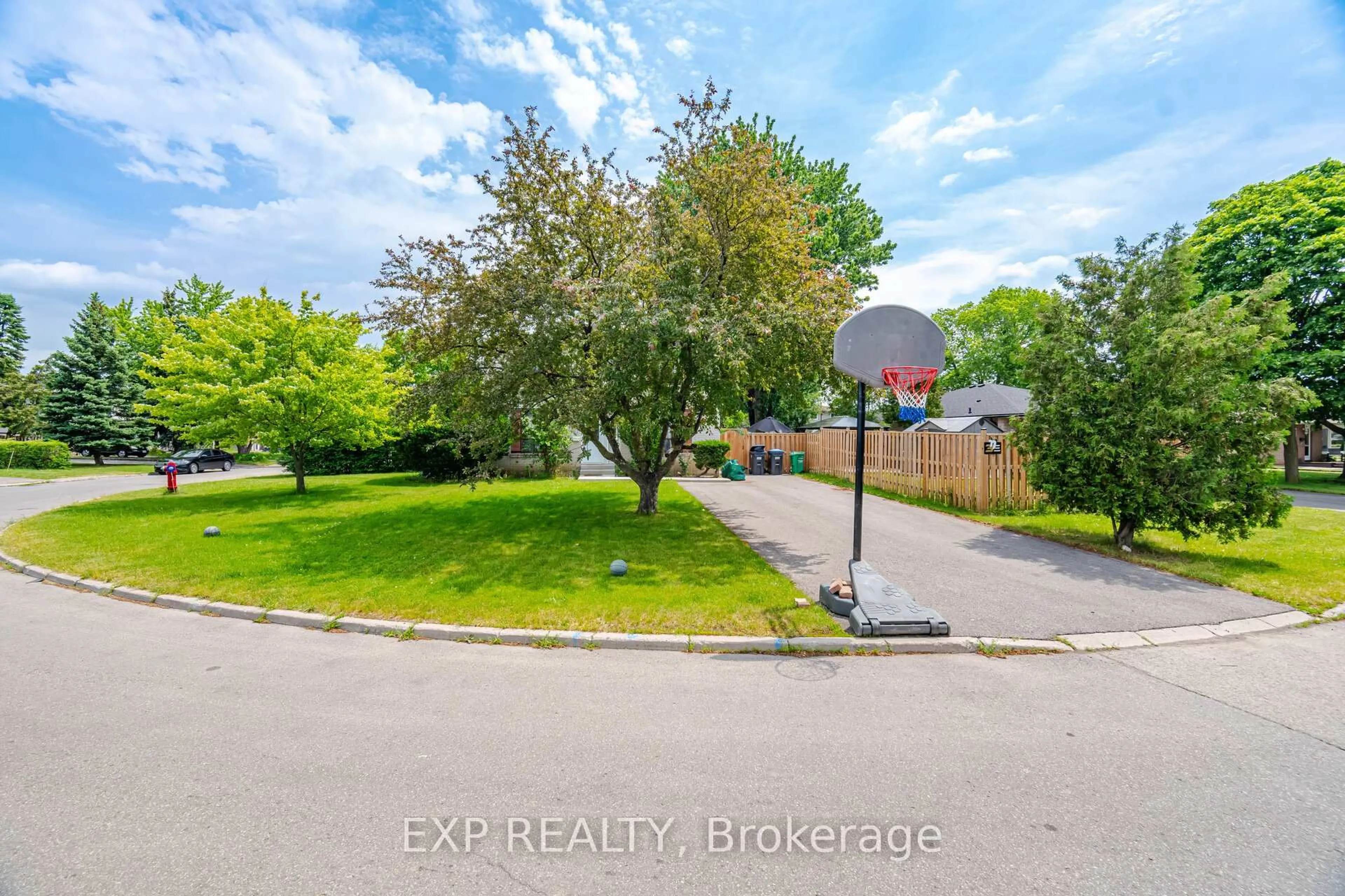 A pic from outside/outdoor area/front of a property/back of a property/a pic from drone, street for 33 Earlsdale Cres, Brampton Ontario L6T 3A7