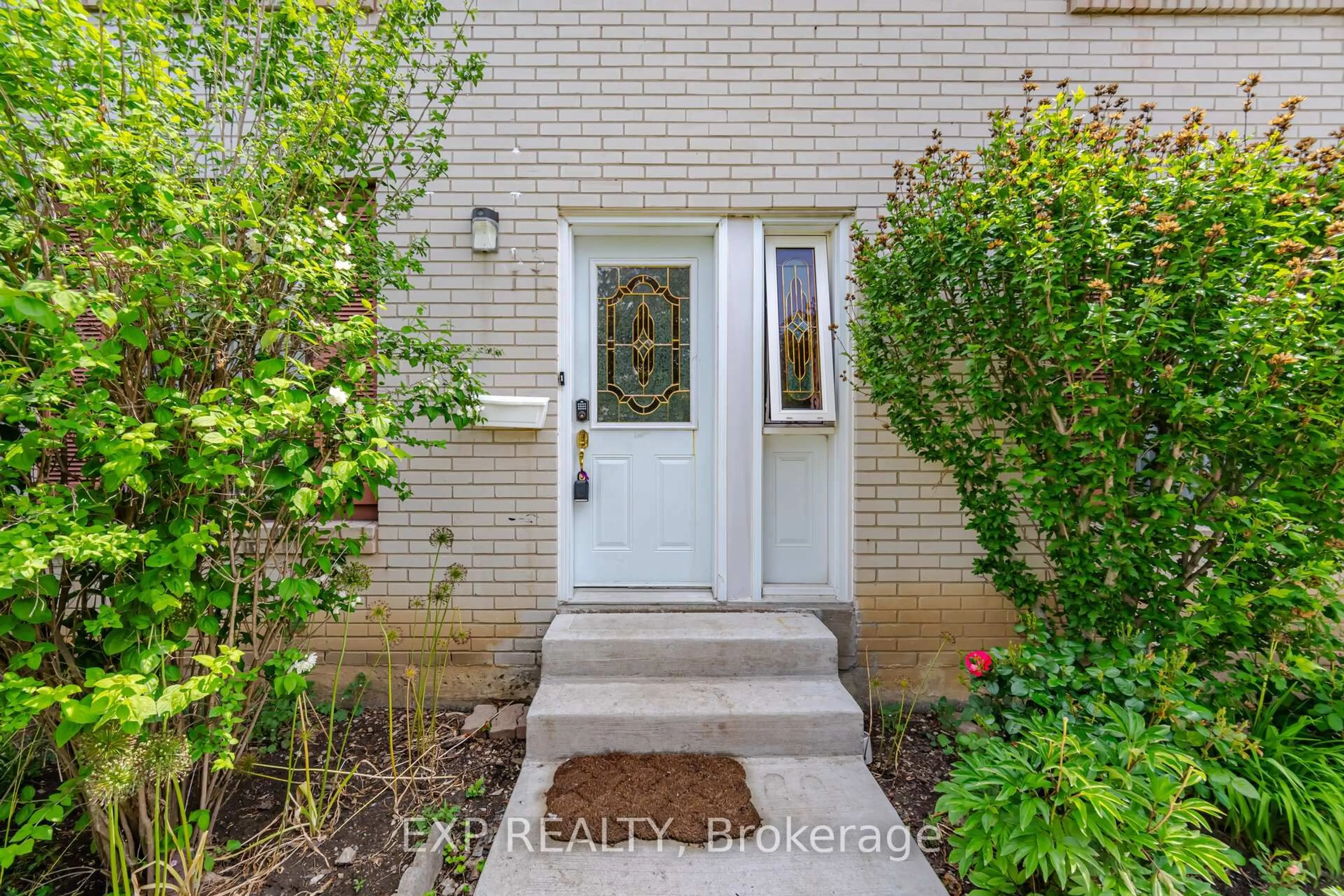 Indoor entryway for 33 Earlsdale Cres, Brampton Ontario L6T 3A7