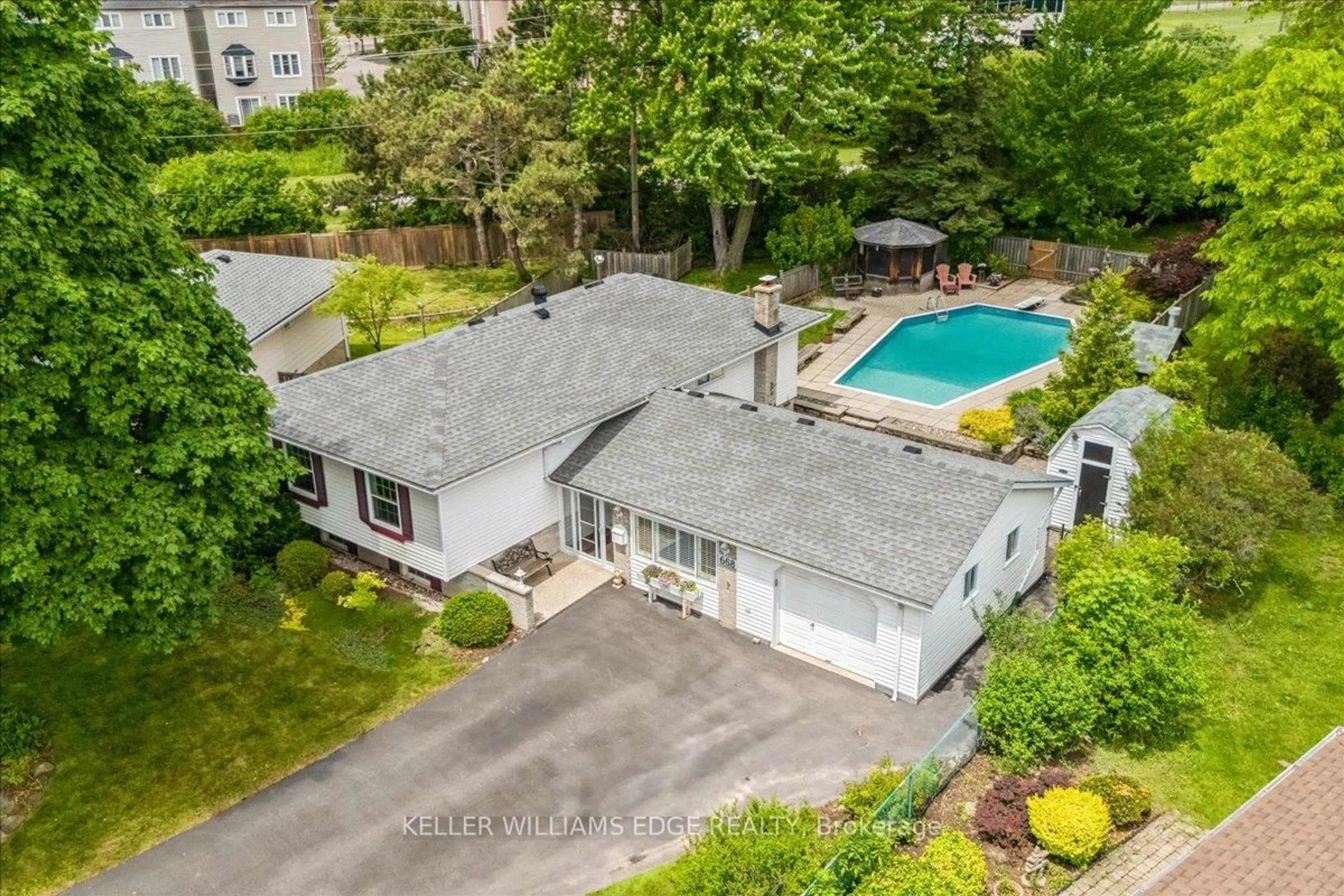 A pic from outside/outdoor area/front of a property/back of a property/a pic from drone, street for 668 Bridle Wood, Burlington Ontario L7L 4E1