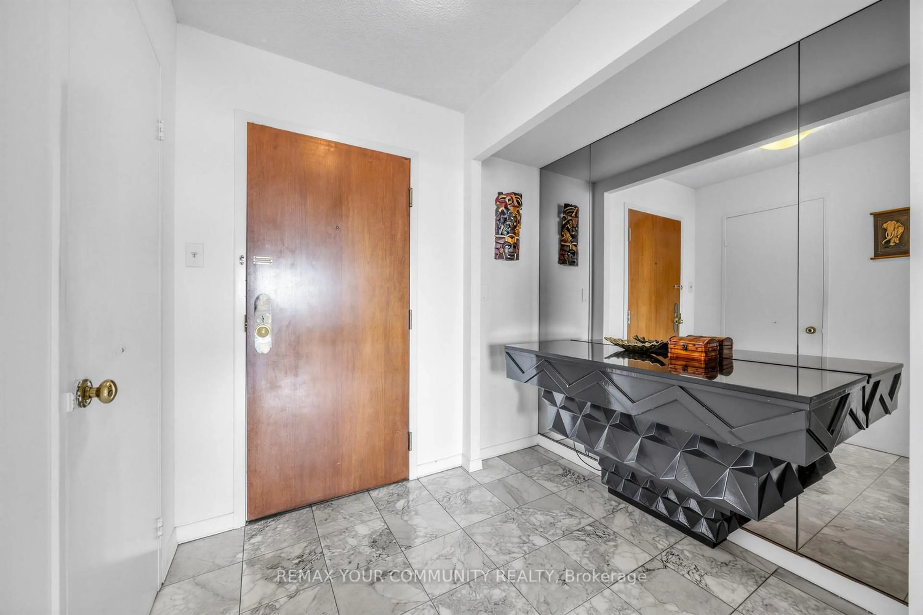 Indoor foyer for 1300 Islington Ave #1804, Toronto Ontario M9A 5C4