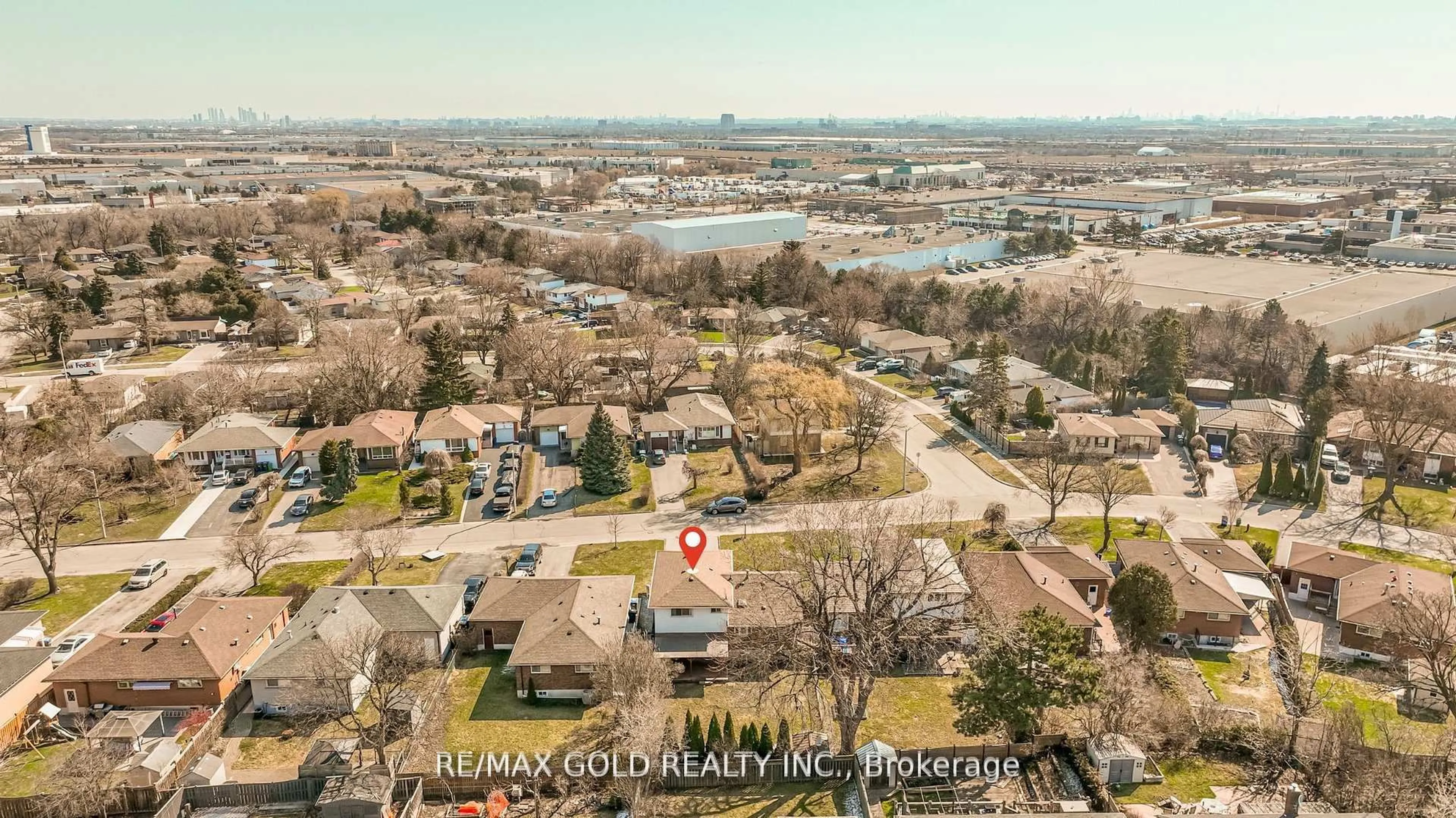 A pic from outside/outdoor area/front of a property/back of a property/a pic from drone, water/lake/river/ocean view for 34 Deerfield Cres, Brampton Ontario L6T 1K7