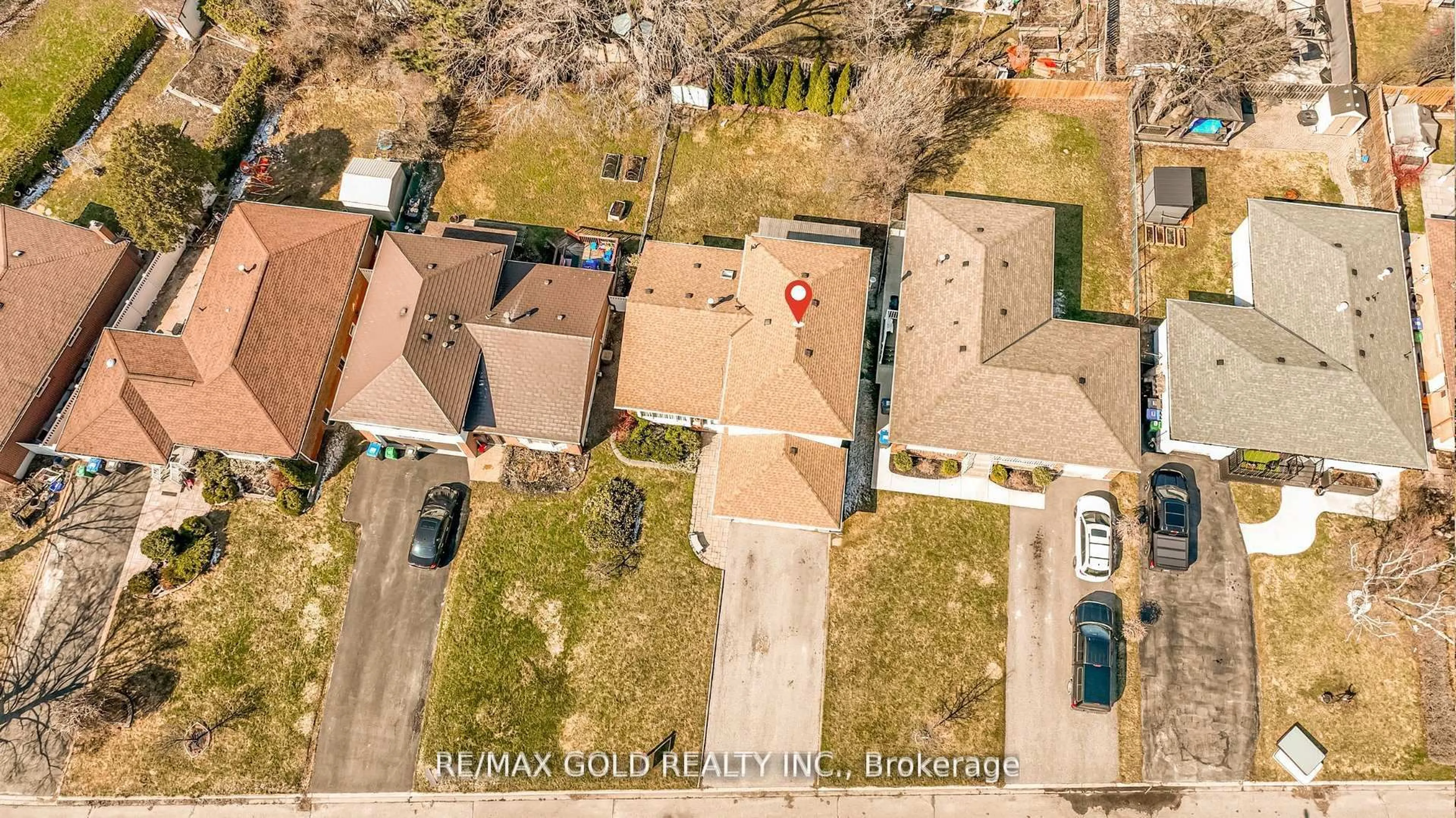 A pic from outside/outdoor area/front of a property/back of a property/a pic from drone, street for 34 Deerfield Cres, Brampton Ontario L6T 1K7