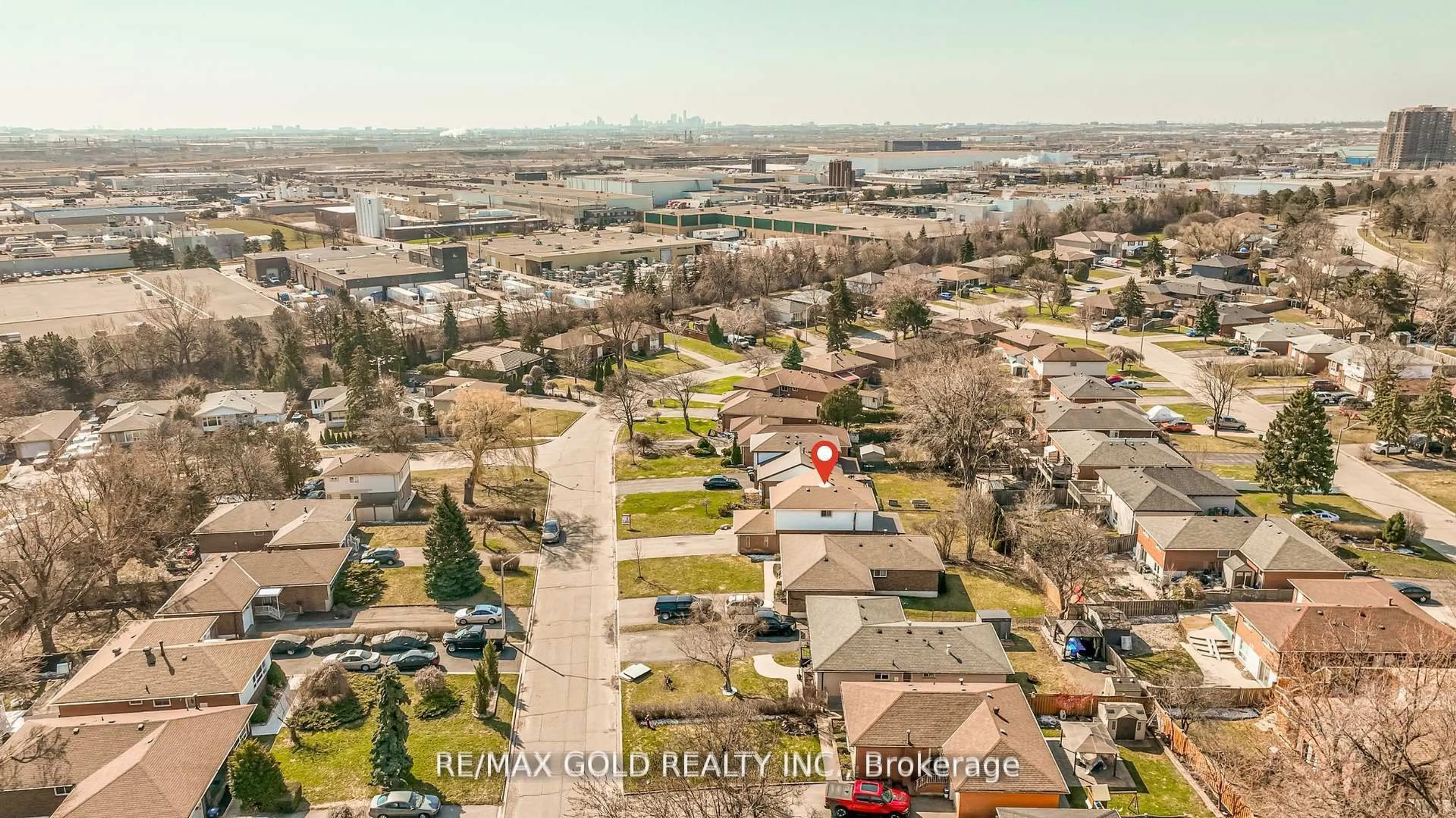 A pic from outside/outdoor area/front of a property/back of a property/a pic from drone, water/lake/river/ocean view for 34 Deerfield Cres, Brampton Ontario L6T 1K7
