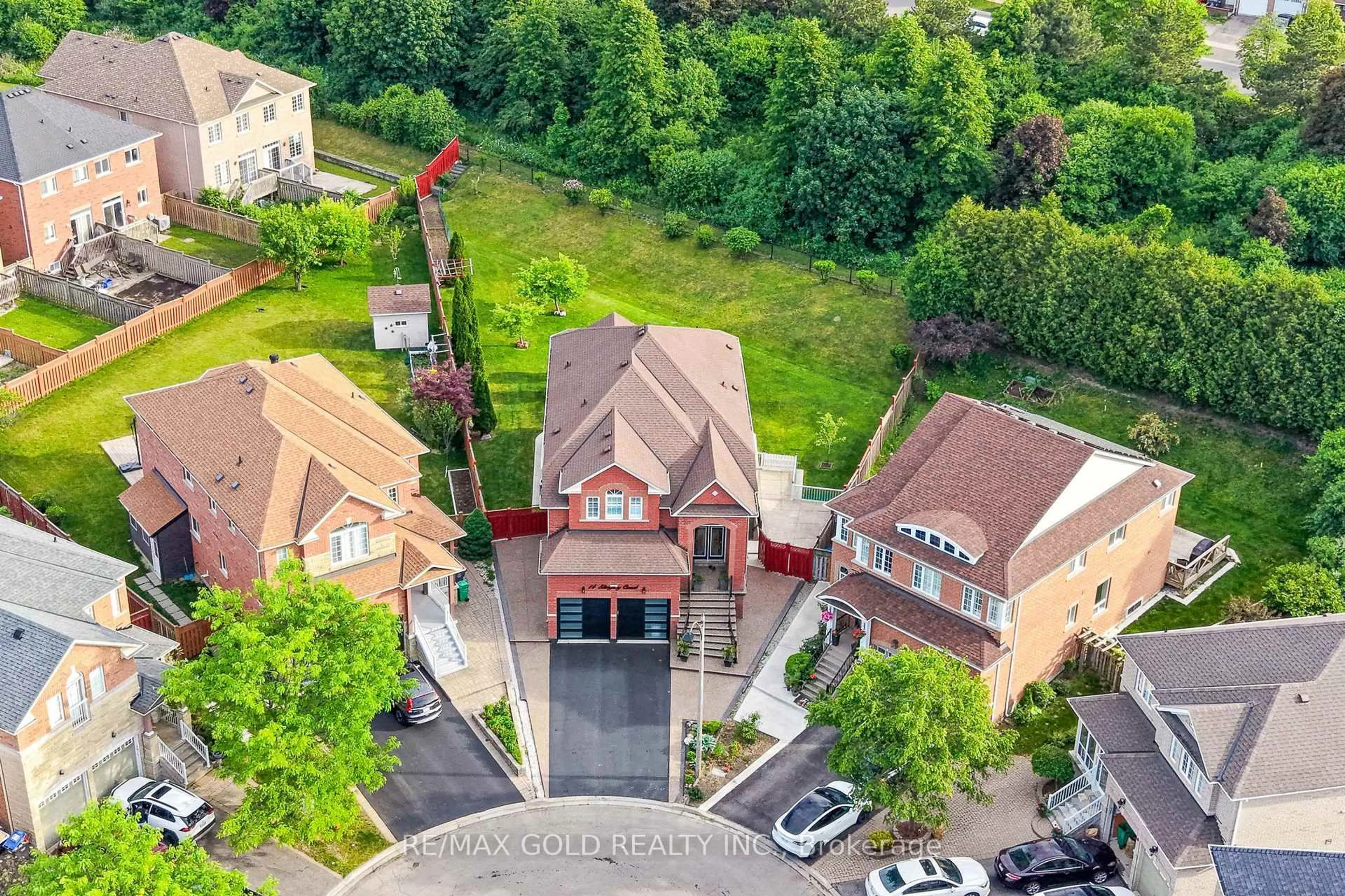 A pic from outside/outdoor area/front of a property/back of a property/a pic from drone, street for 14 Stingray Crt, Brampton Ontario L6V 4R1