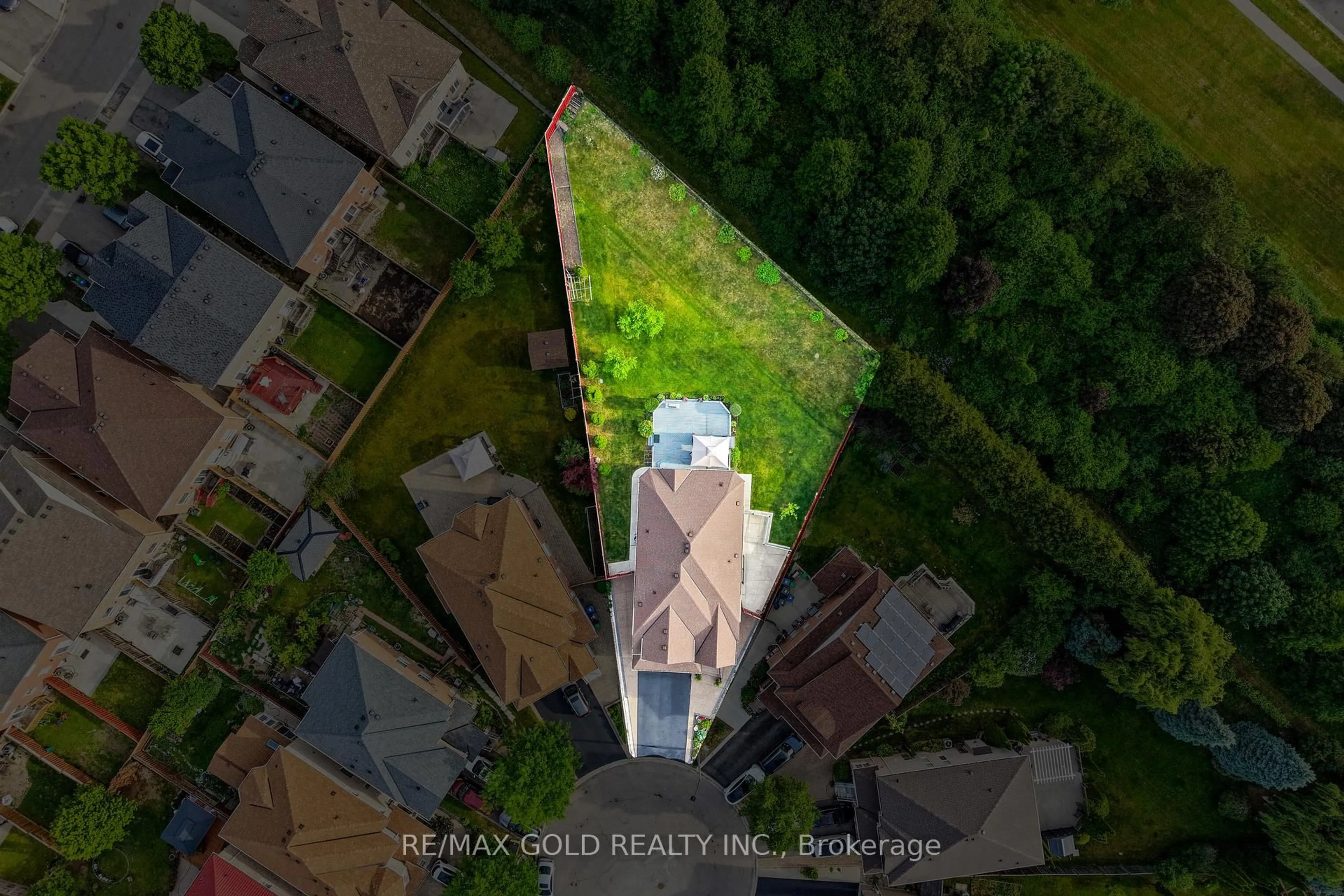 A pic from outside/outdoor area/front of a property/back of a property/a pic from drone, unknown for 14 Stingray Crt, Brampton Ontario L6V 4R1