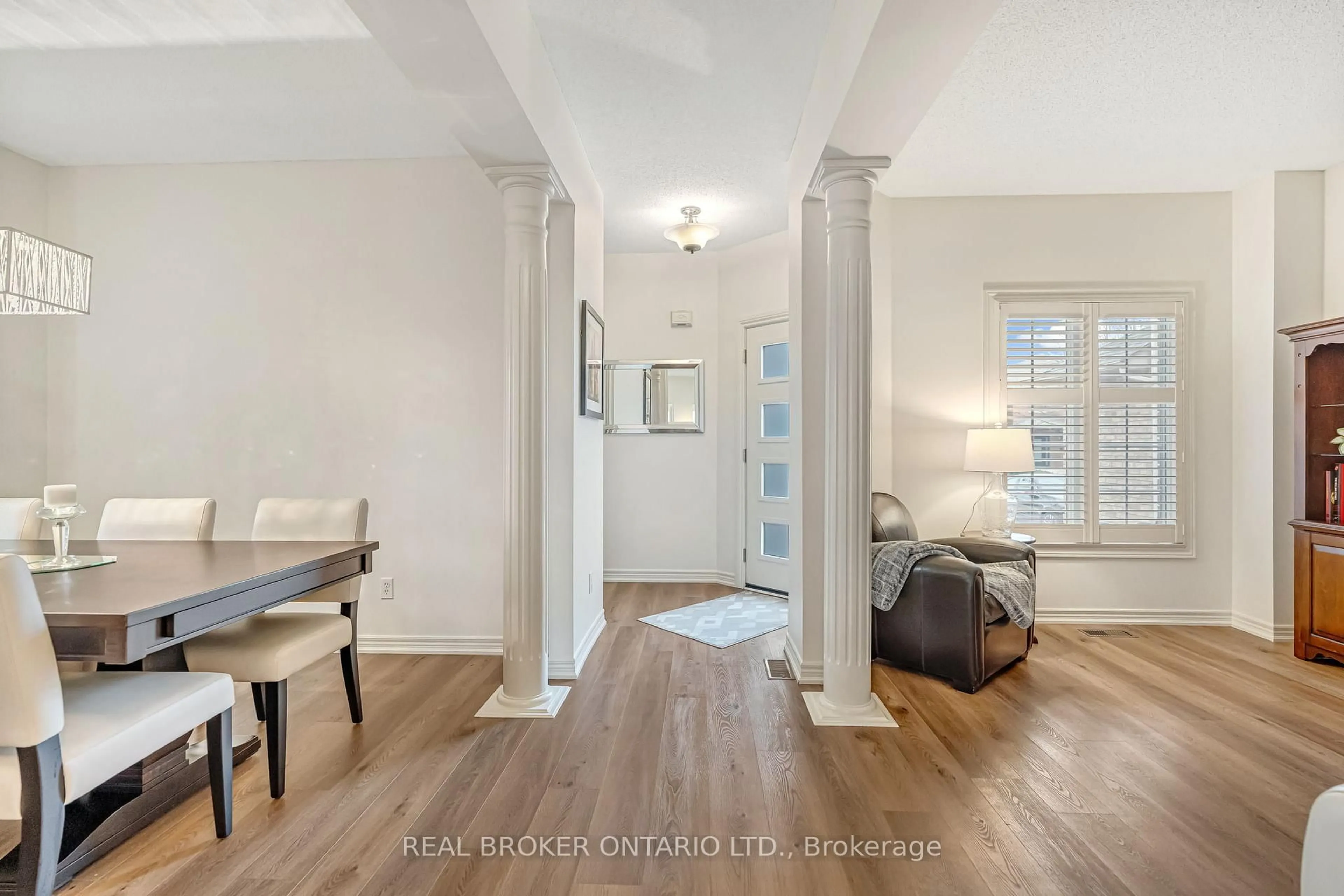 Indoor entryway for 2423 Valley Heights Cres, Oakville Ontario L6H 6X2