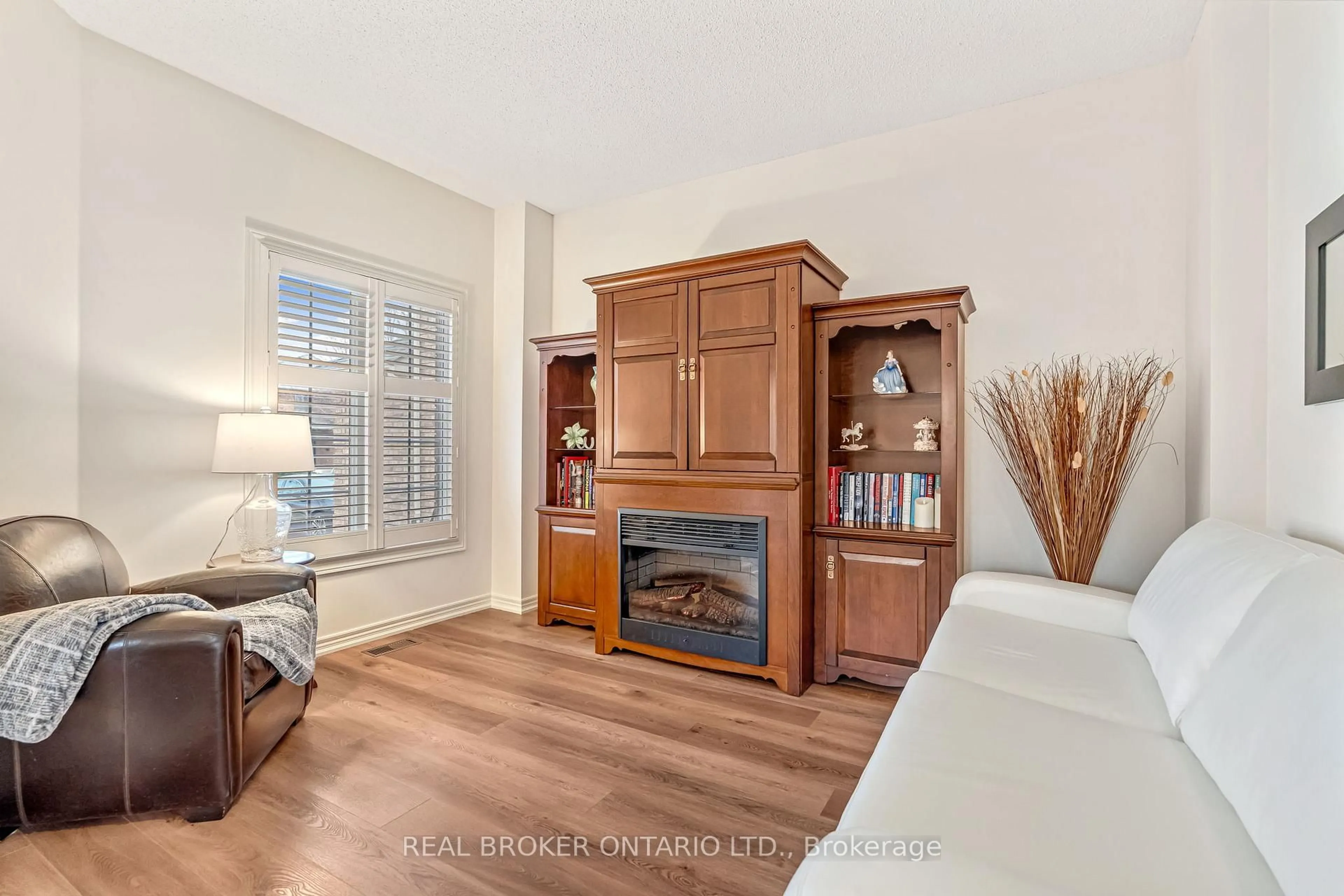 Living room with furniture, unknown for 2423 Valley Heights Cres, Oakville Ontario L6H 6X2